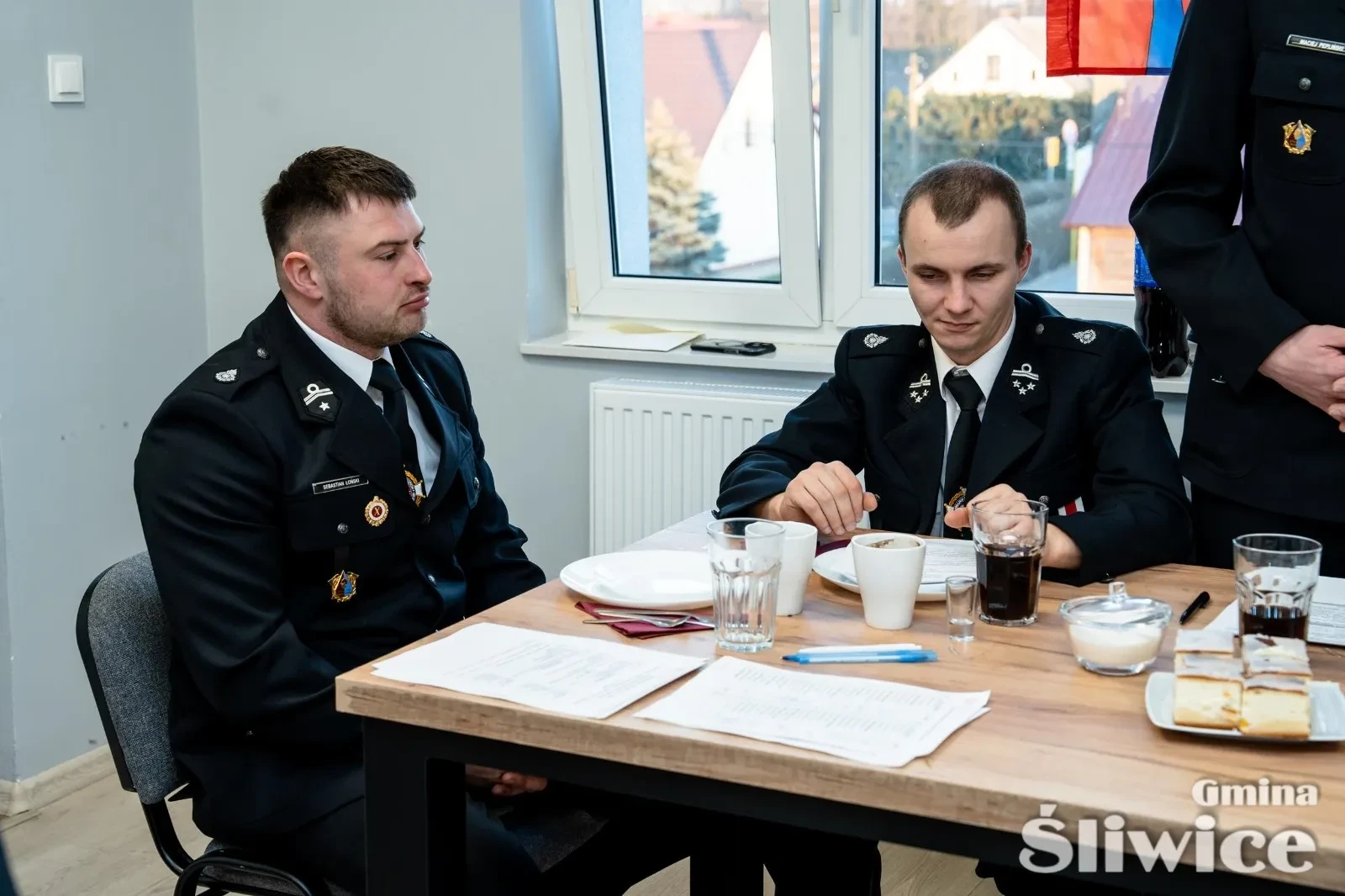 dwóch siedzących mężczyzn przy stole