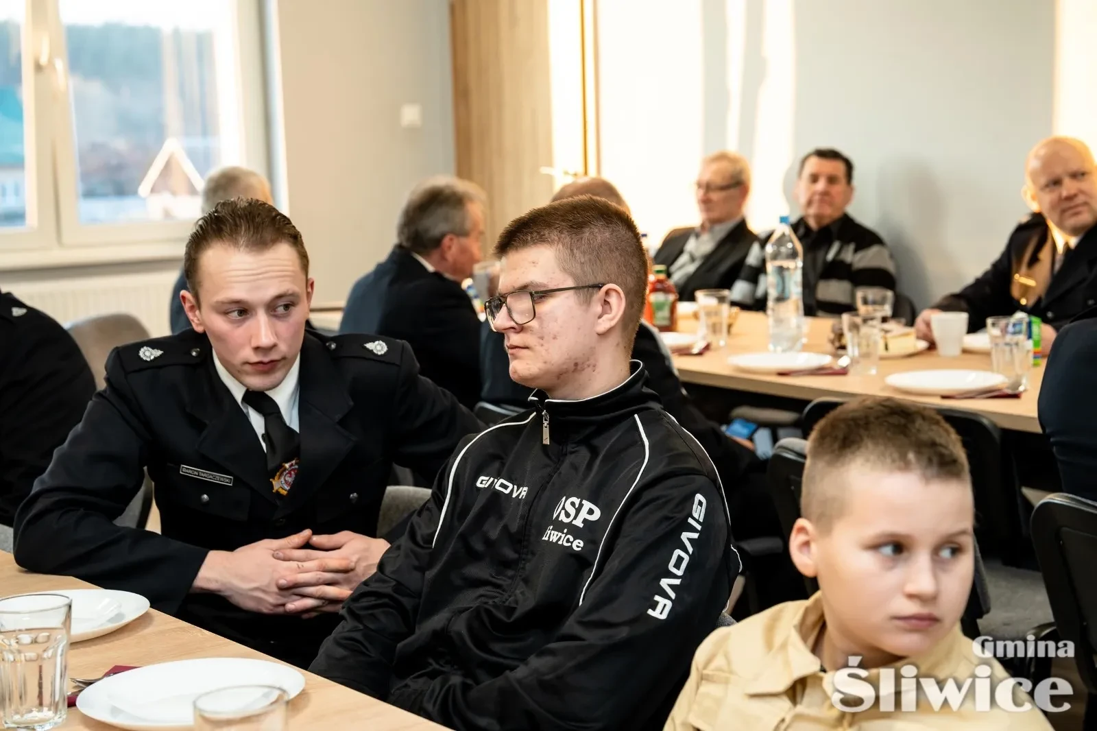 dwóch siedzących mężczyzn przy stole