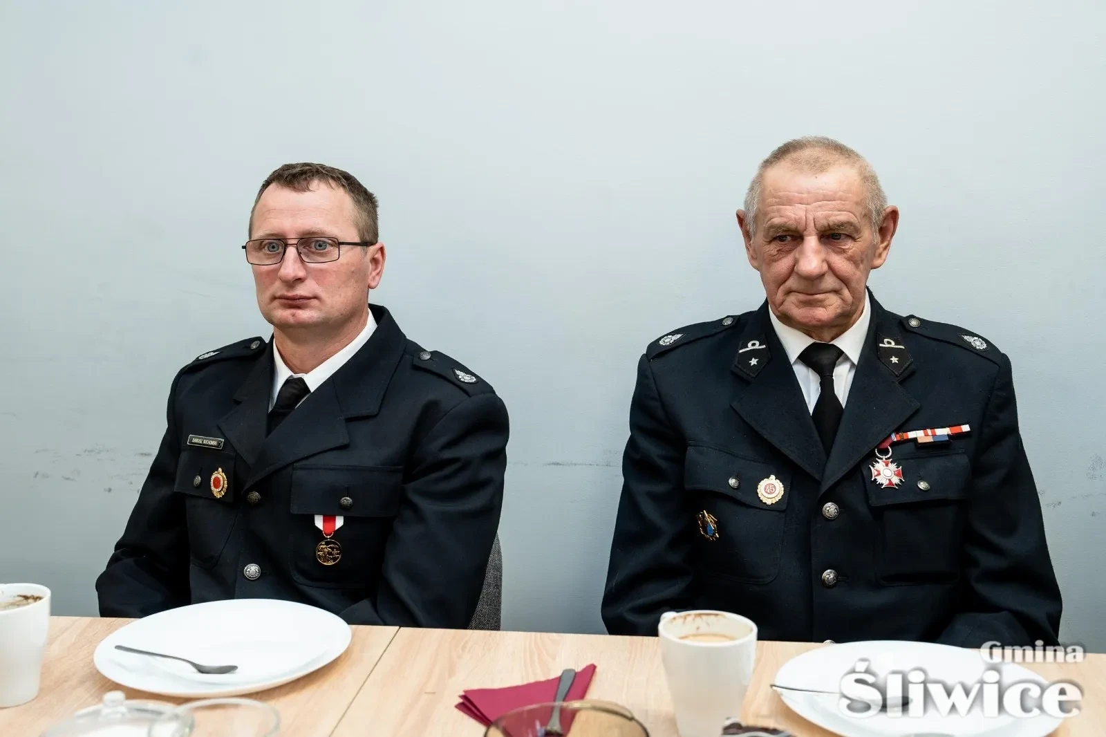 dwóch siedzących mężczyzn przy stole
