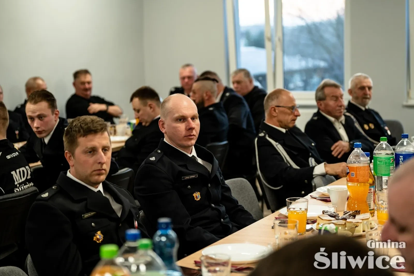 grupa siedzących mężczyzn przy stole