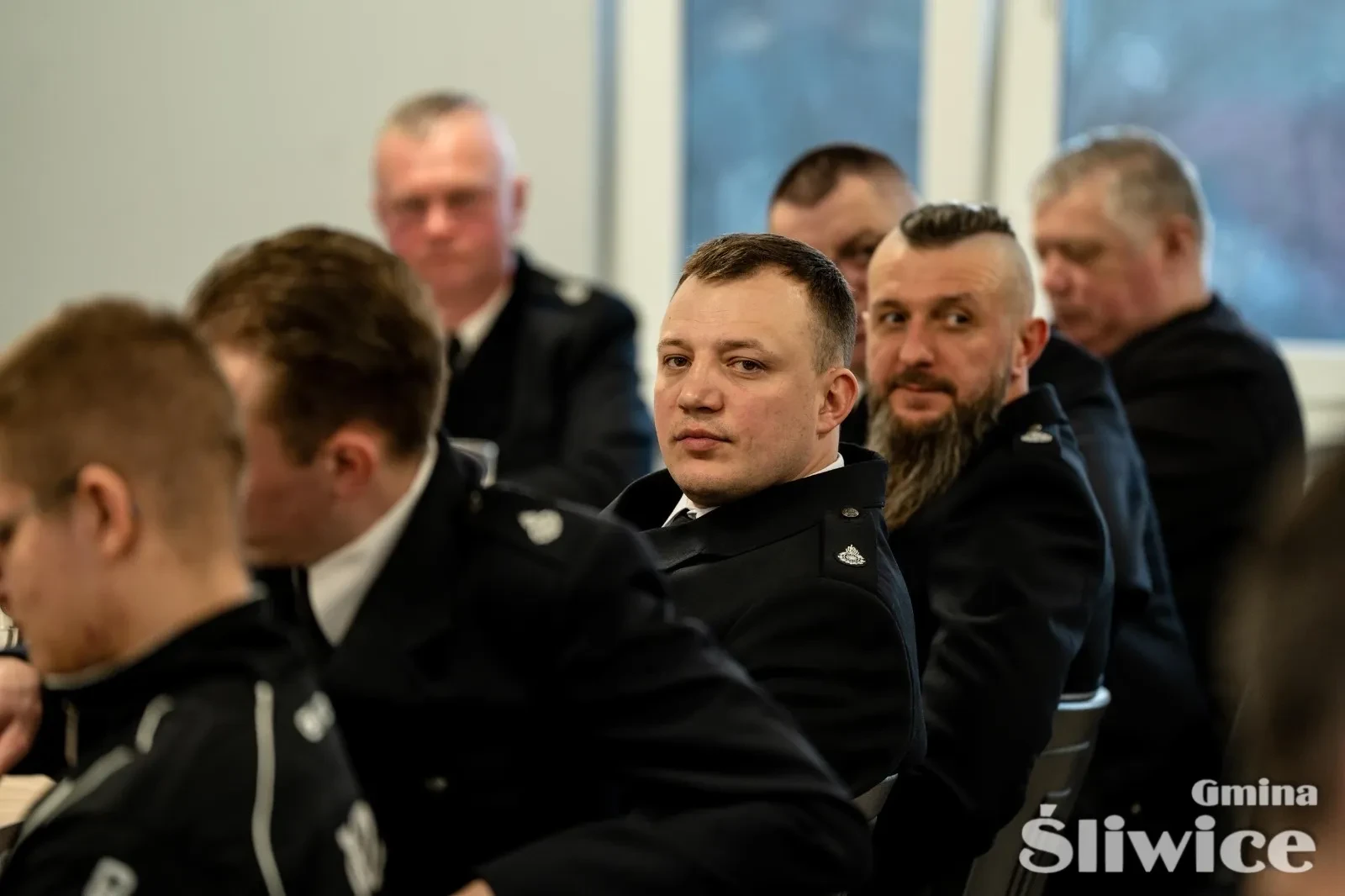 grupa siedzących mężczyzn przy stole