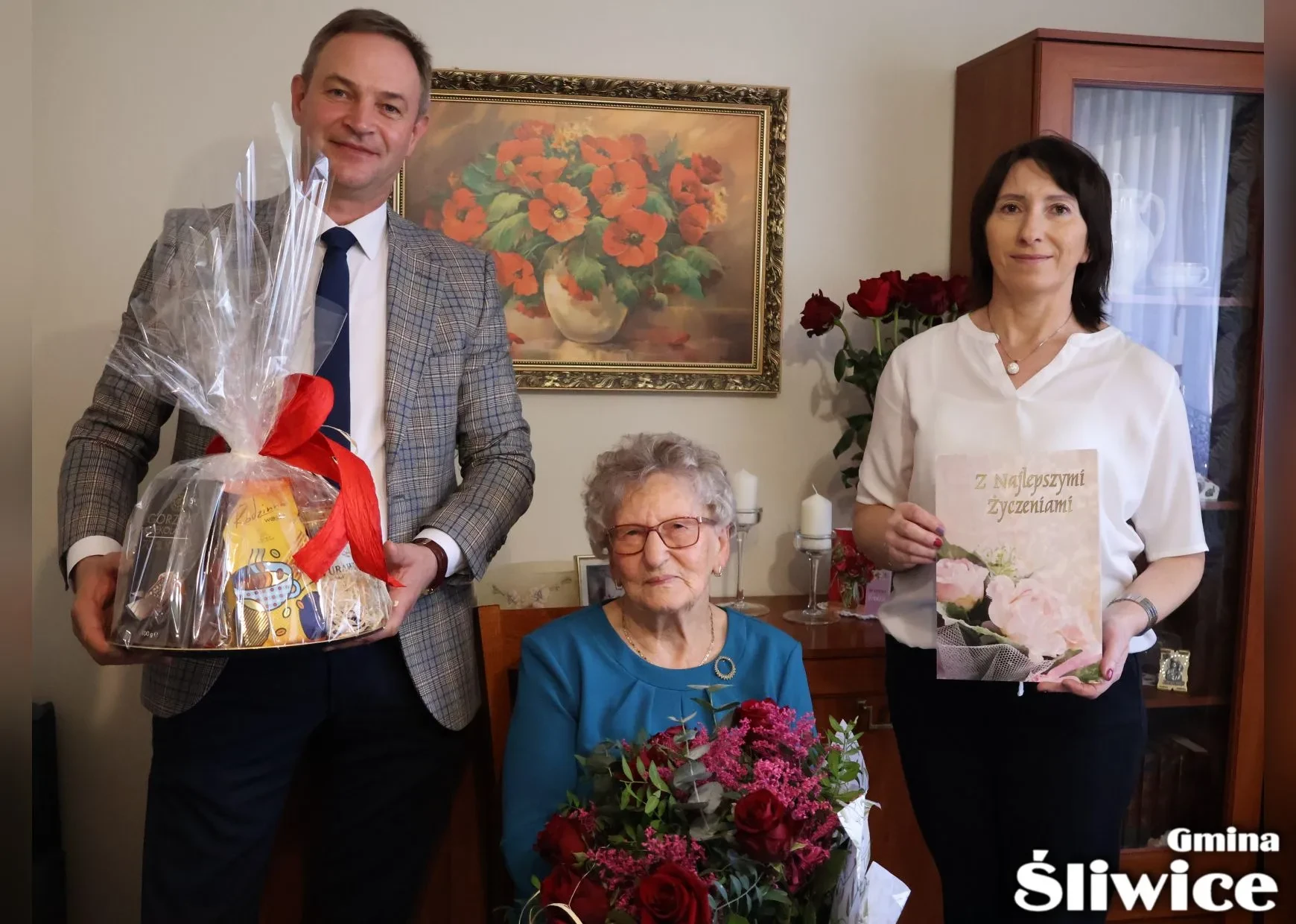 Pani Władysława Wesołowska wraz z wójtem Danielem Kożuchem i córką Dorotą