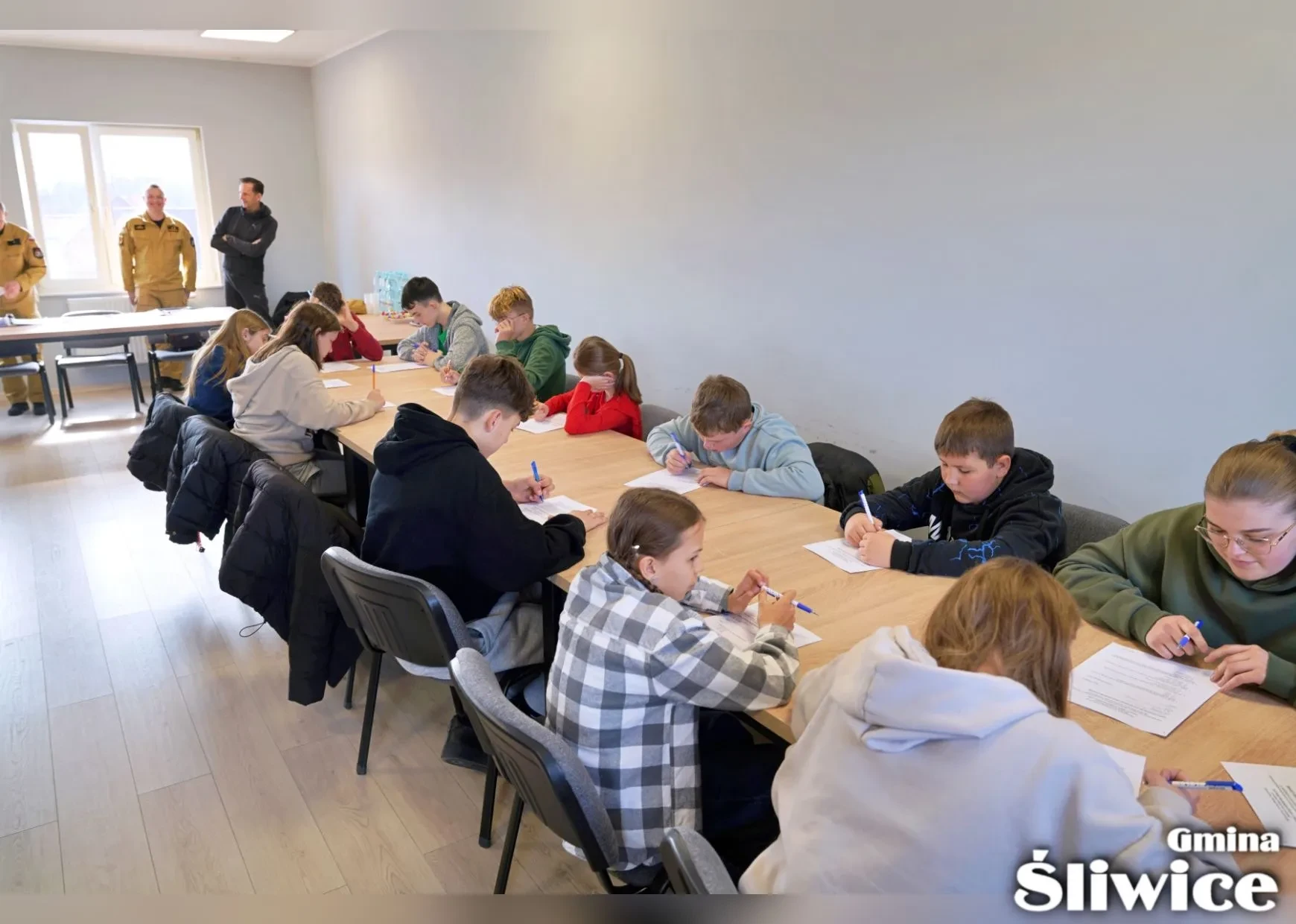 skupione dzieci przy stołach
