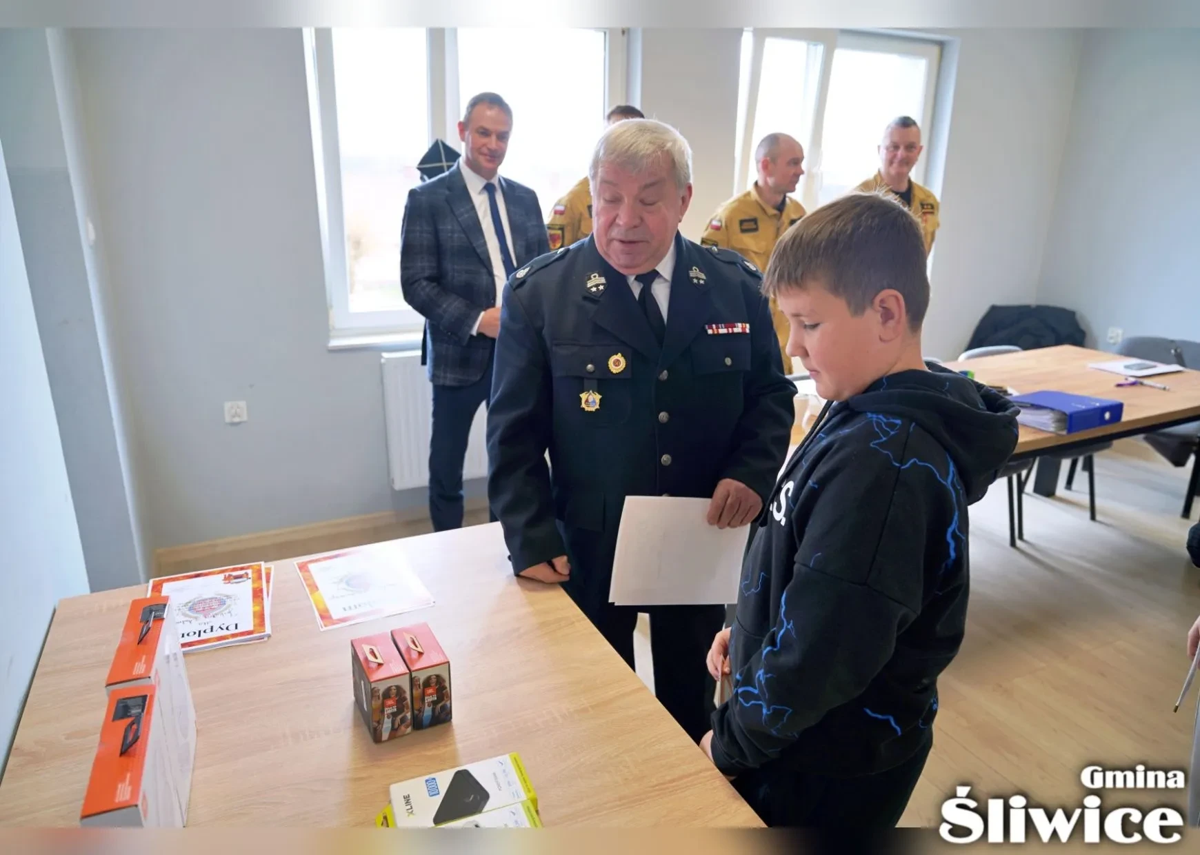 wybór nagrody za konkurs strażacki