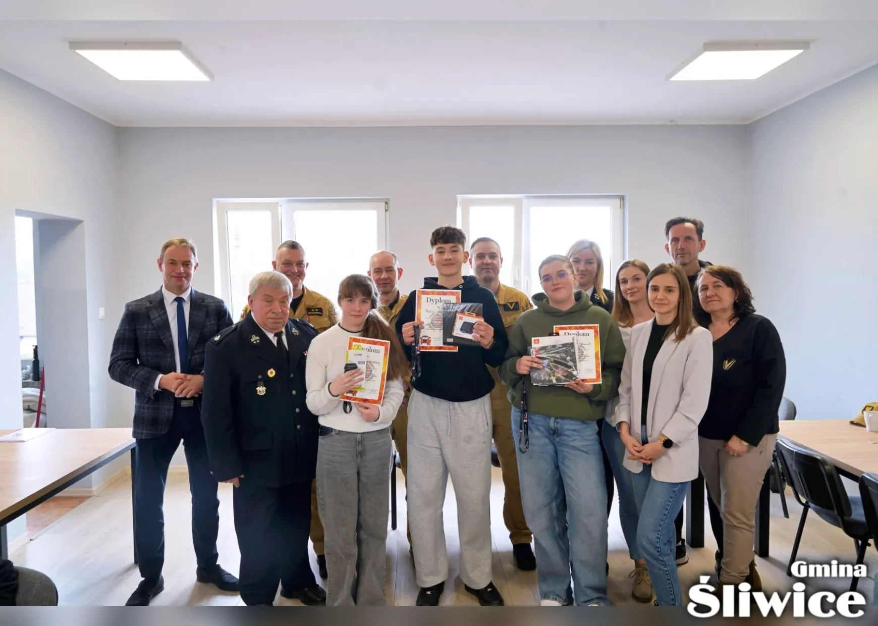zwycięzcy z dyplomami i nagrodami