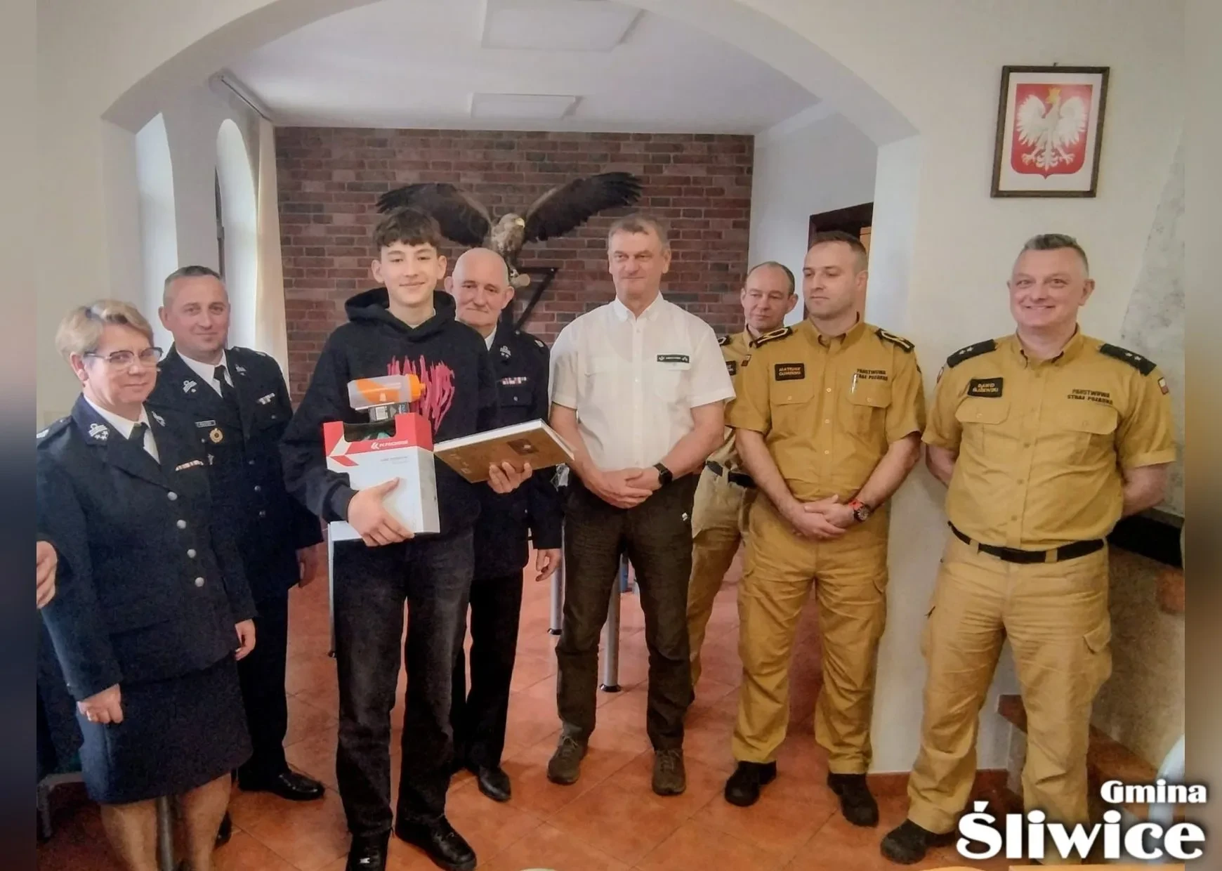 chłopiec z nagrodami