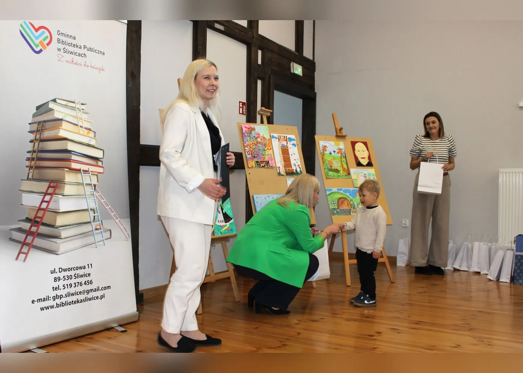 chłopiec otrzymuje nagrodę
