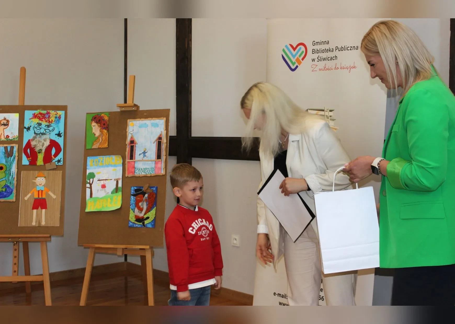 odbiór nagrody przez chłopca