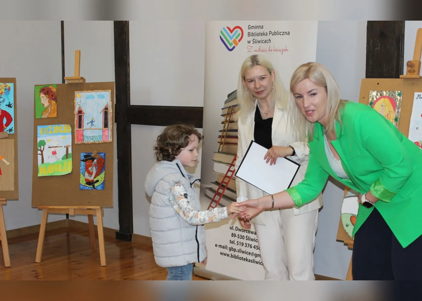 odbiór nagrody przez chłopca