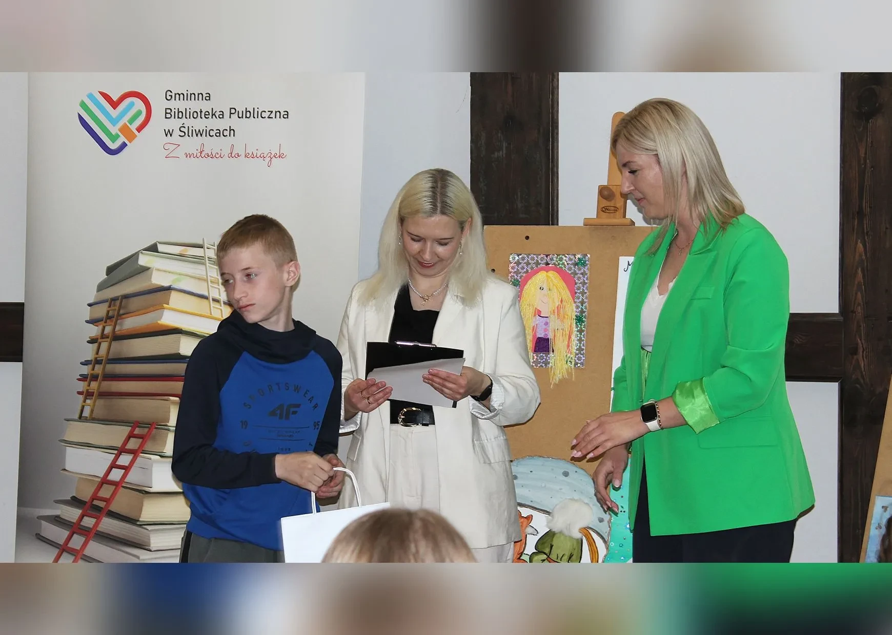 odbiór nagrody przez chłopca
