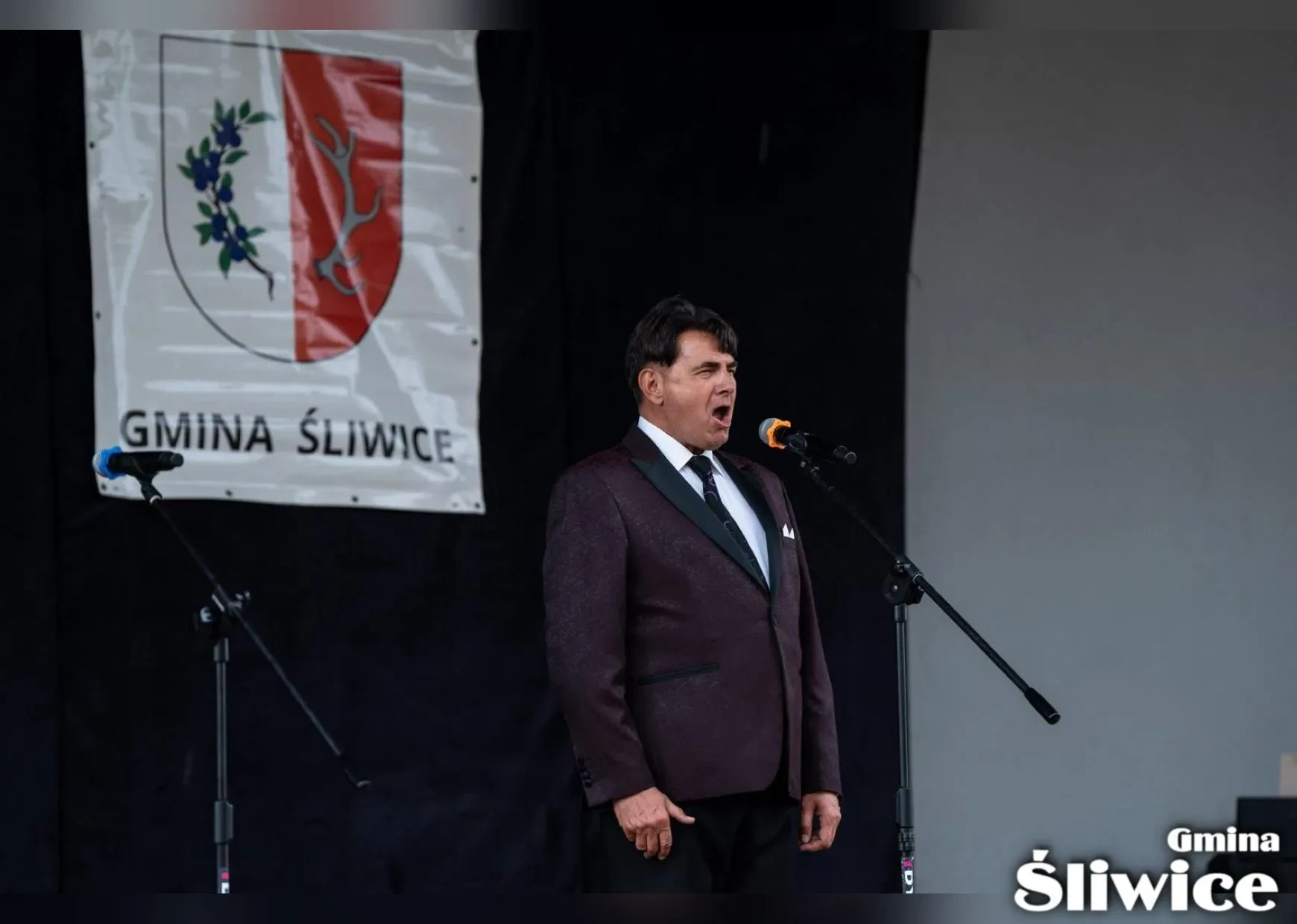 mężczyzna śpiewa solo