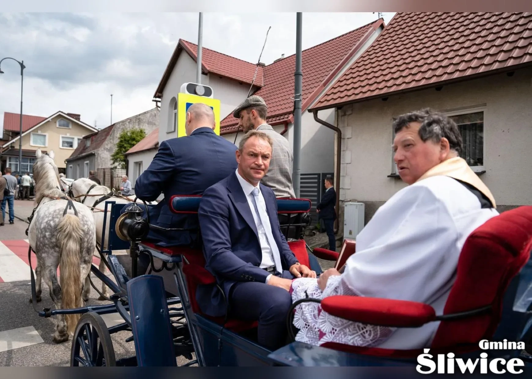 starosta, wójt, proboszcz na bryczce