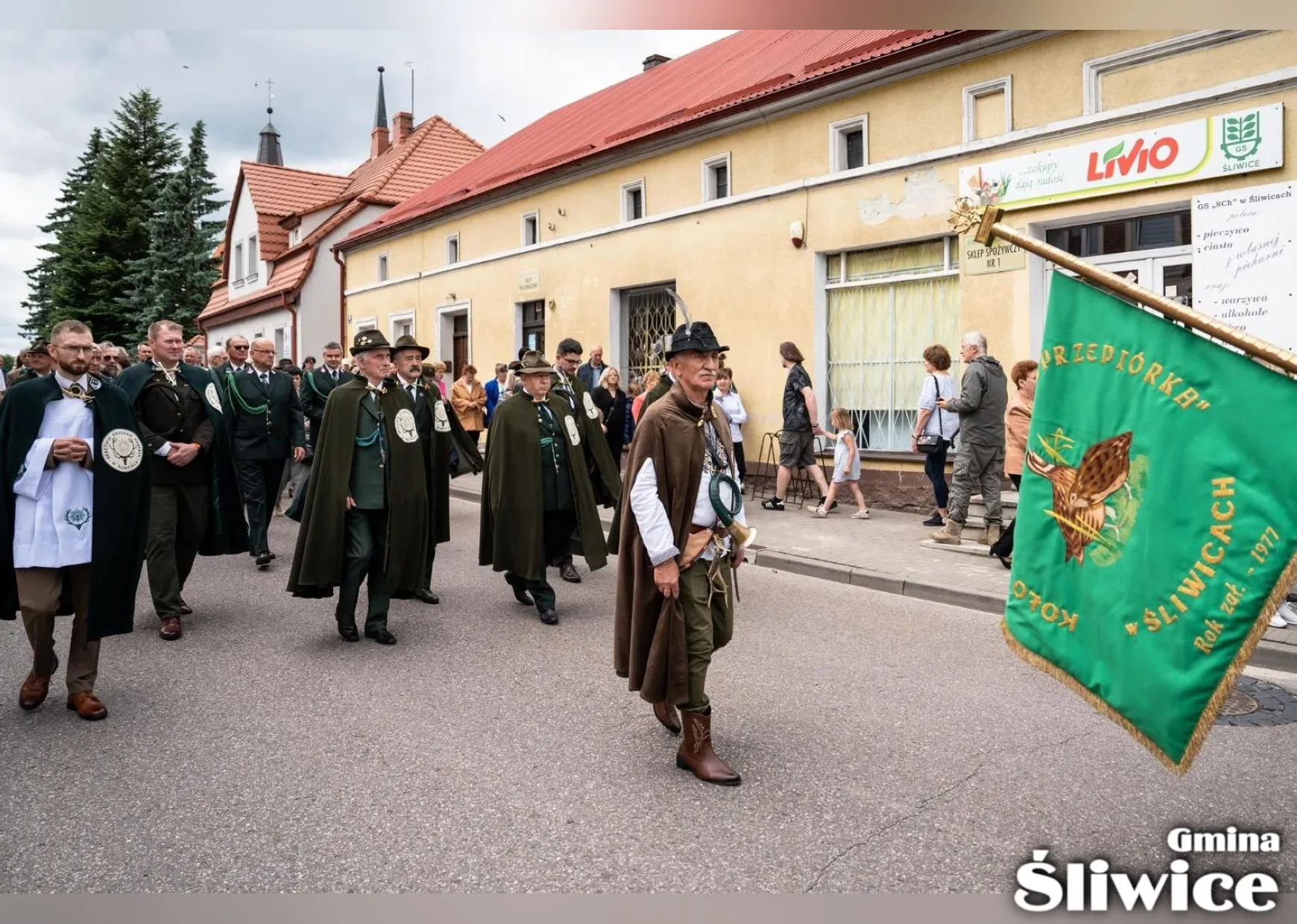 mężczyzna przebrany za świętego huberta