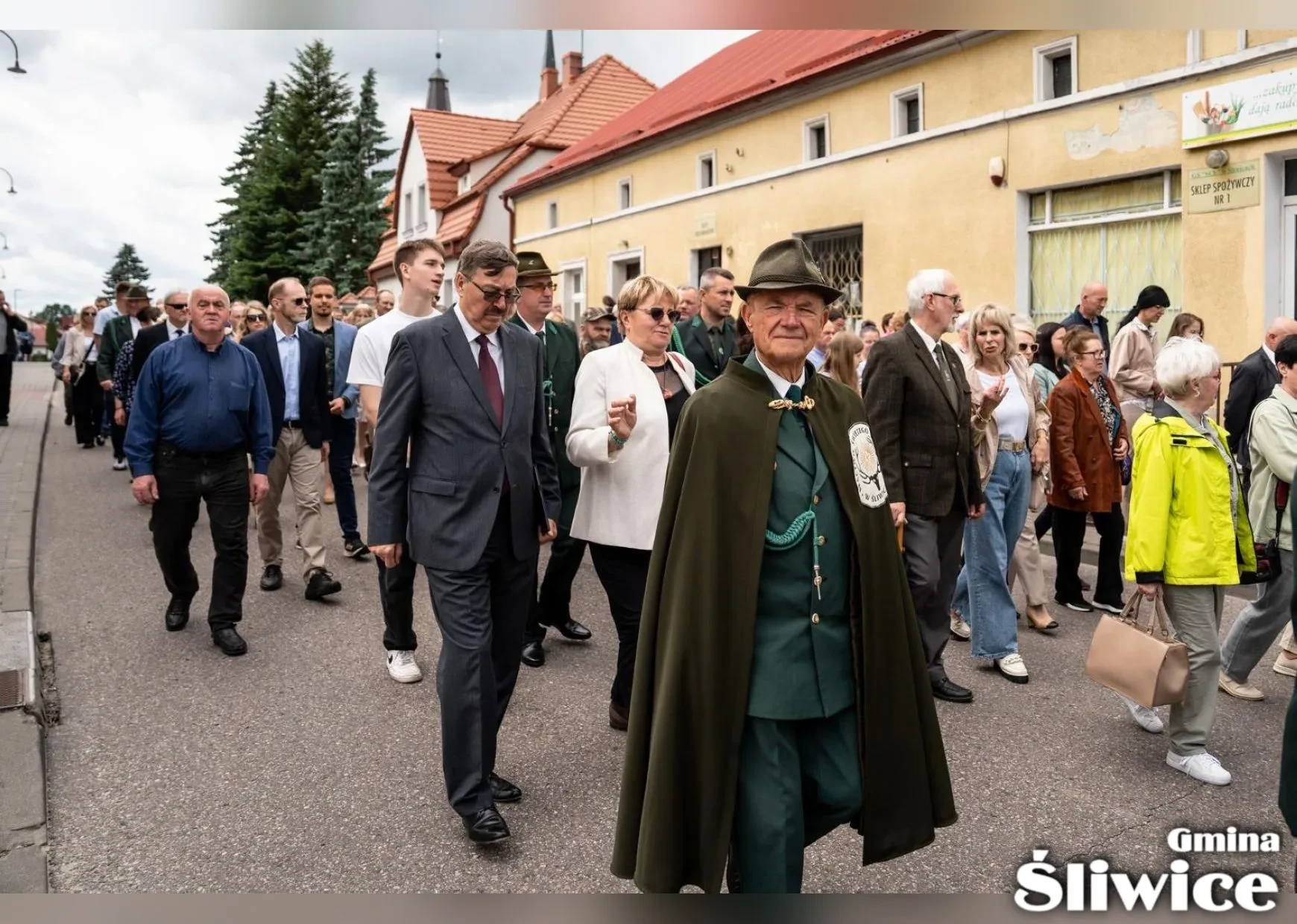 ludzie idą w pochodzie