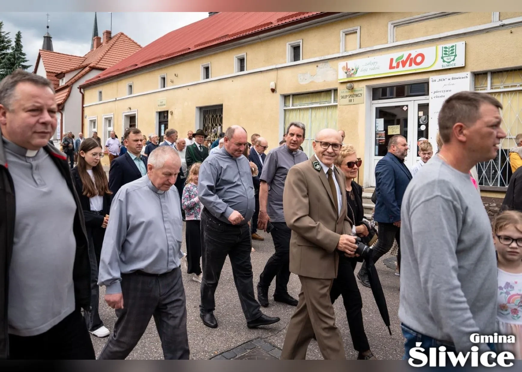 mężczyzna uśmiecha się do zdjęcia