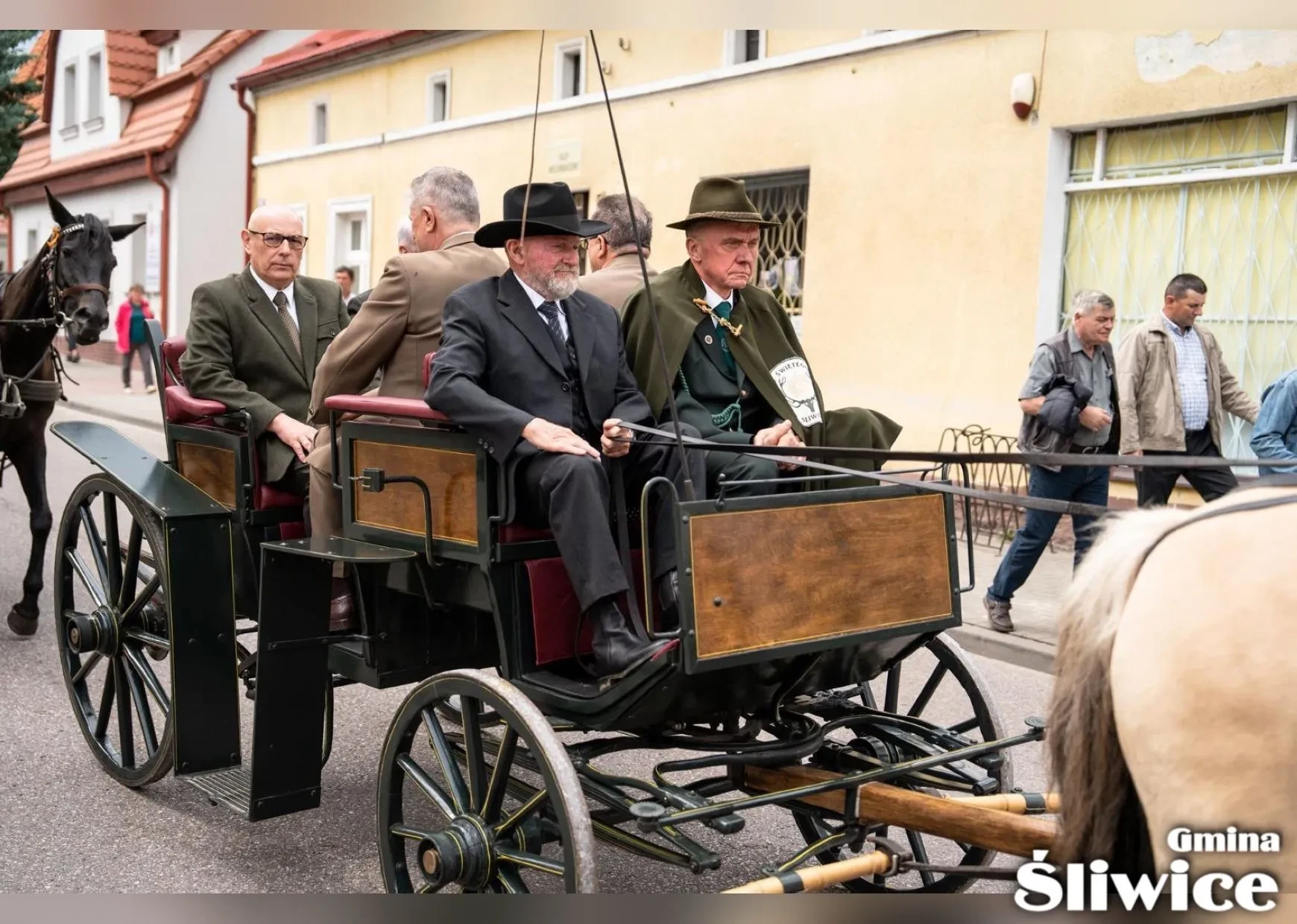 mężczyźni na bryczce