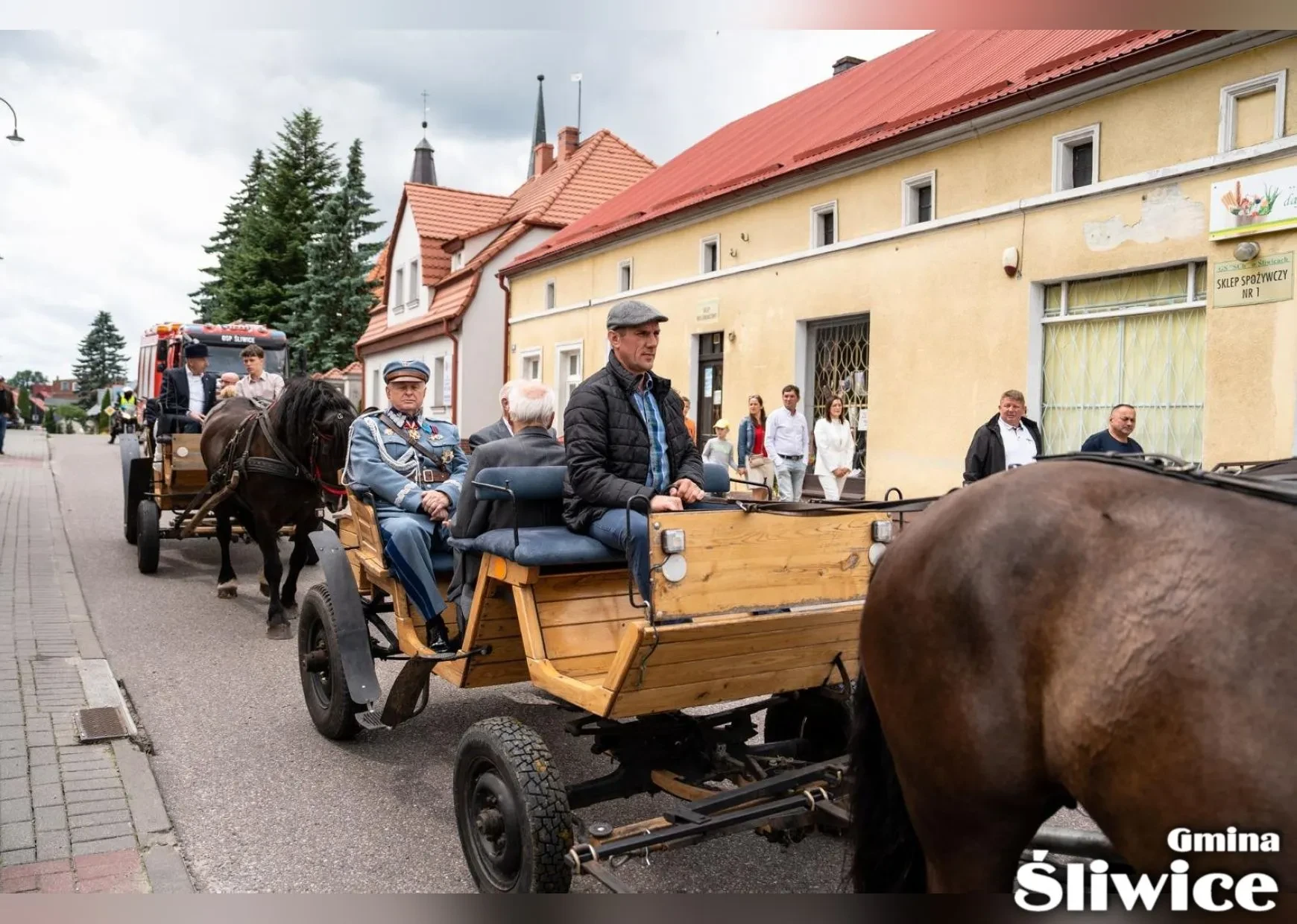 mężczyźni jadą na bryczkach