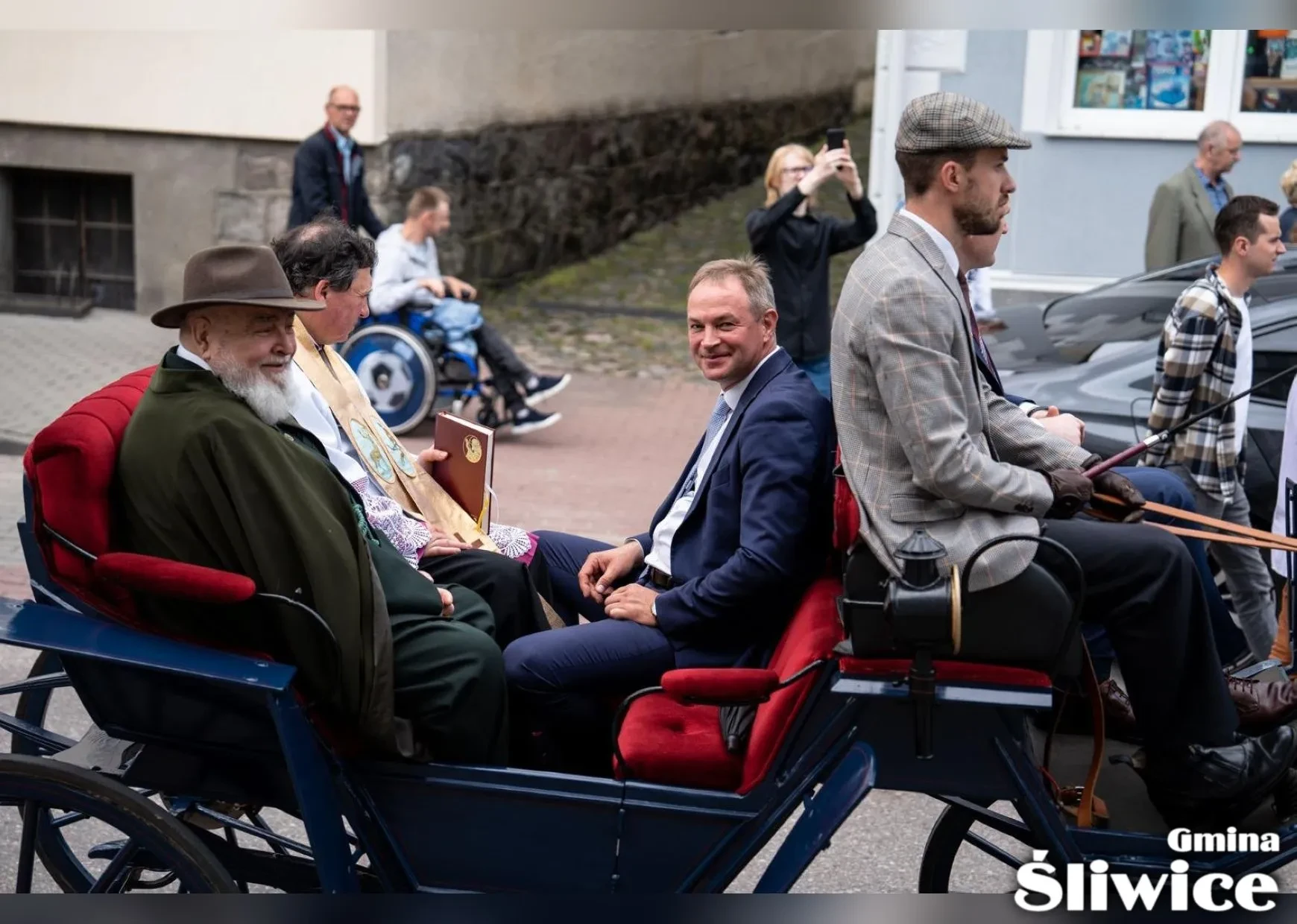 starosta, wójt, proboszcz i inwestor pomnika na bryczce