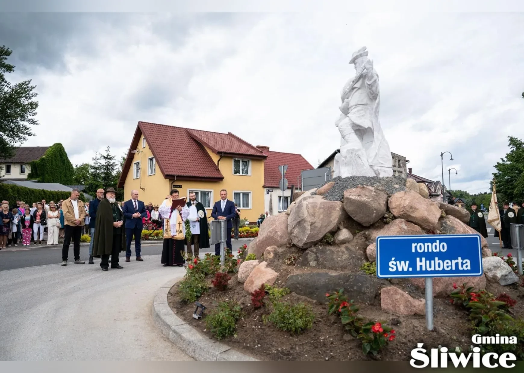proboszcz czyta i mówi do mikrofonu