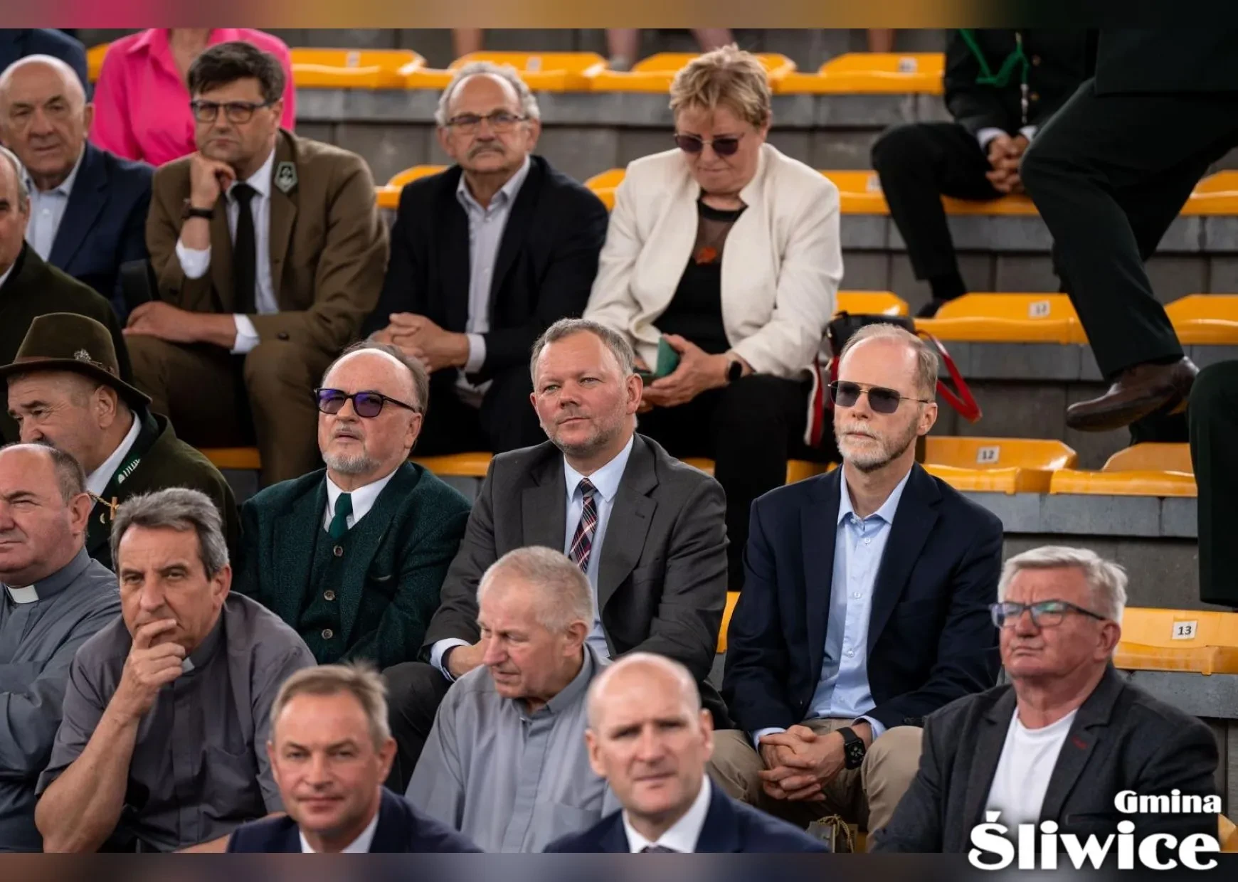 zaproszeni goście siedzą