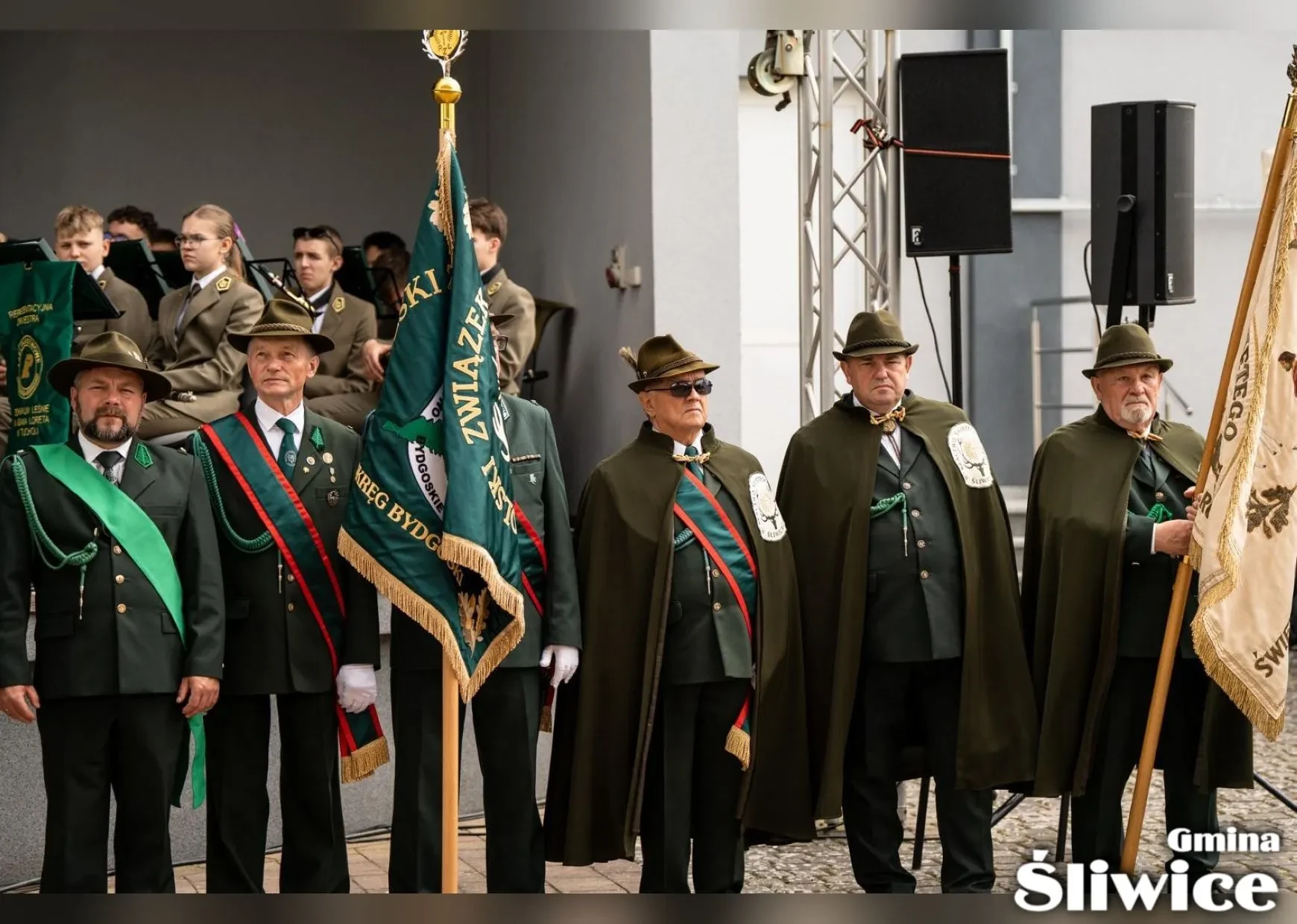 zebrani ze sztandarami