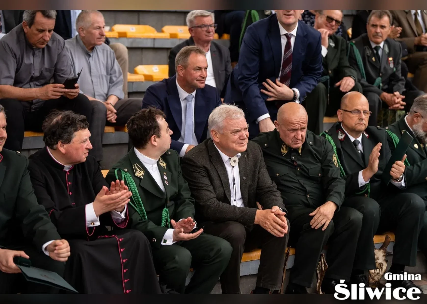 zebrani w pierwszym rzędzie