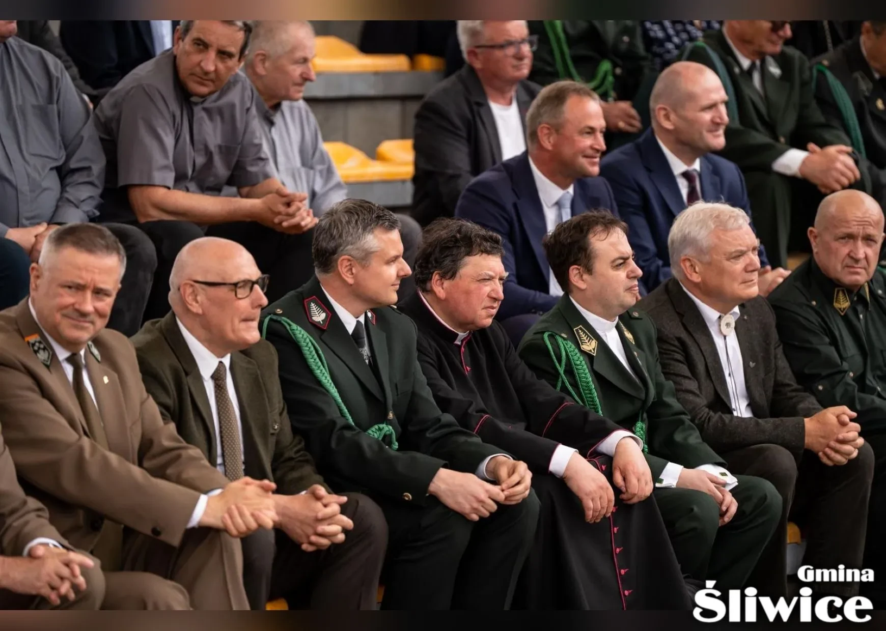 proboszcz w pierwszym rzędzie