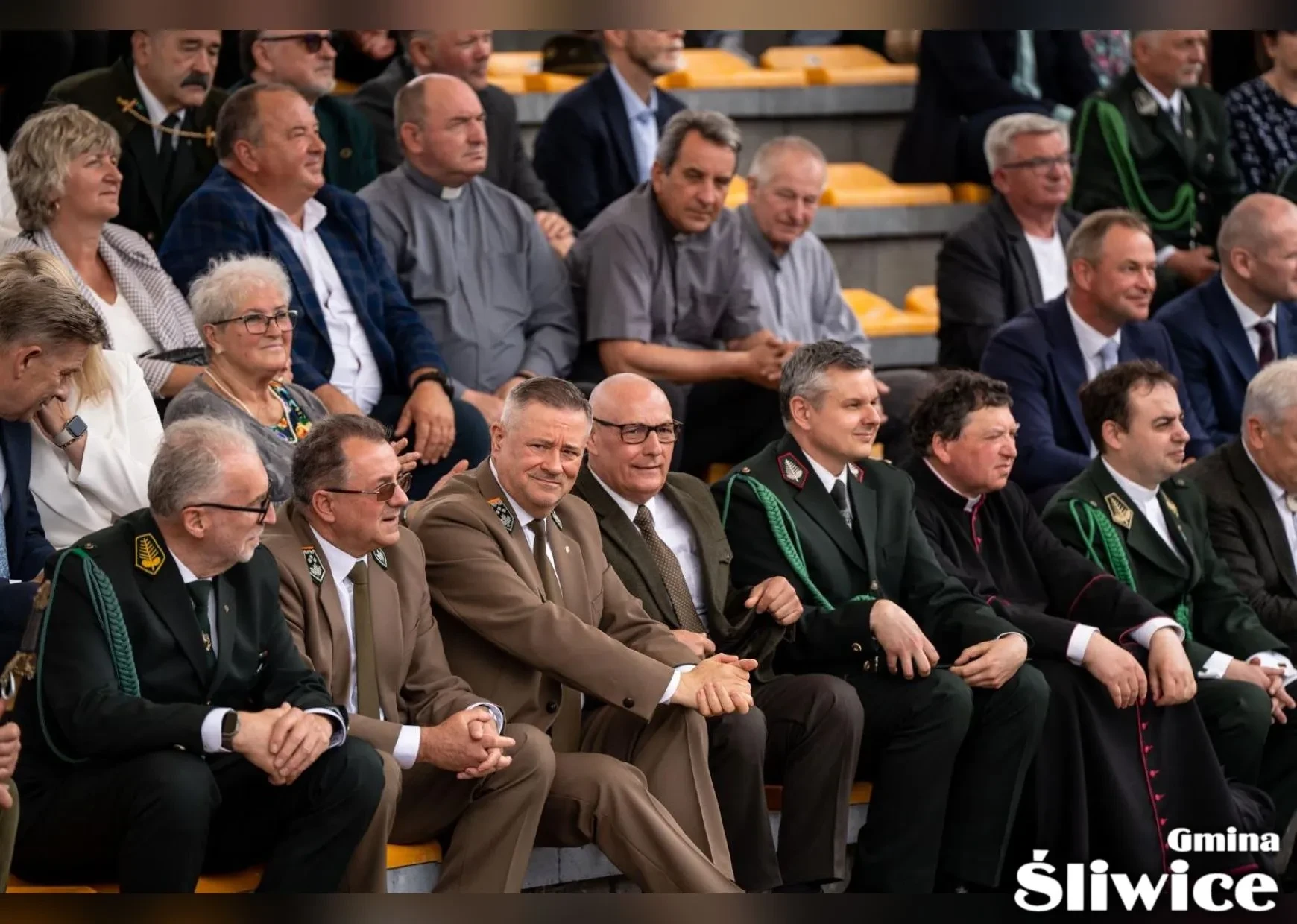 zebrani w ławkach