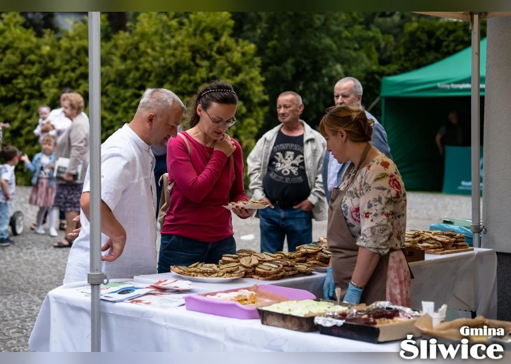 ludzie biorą chleb ze smalcem