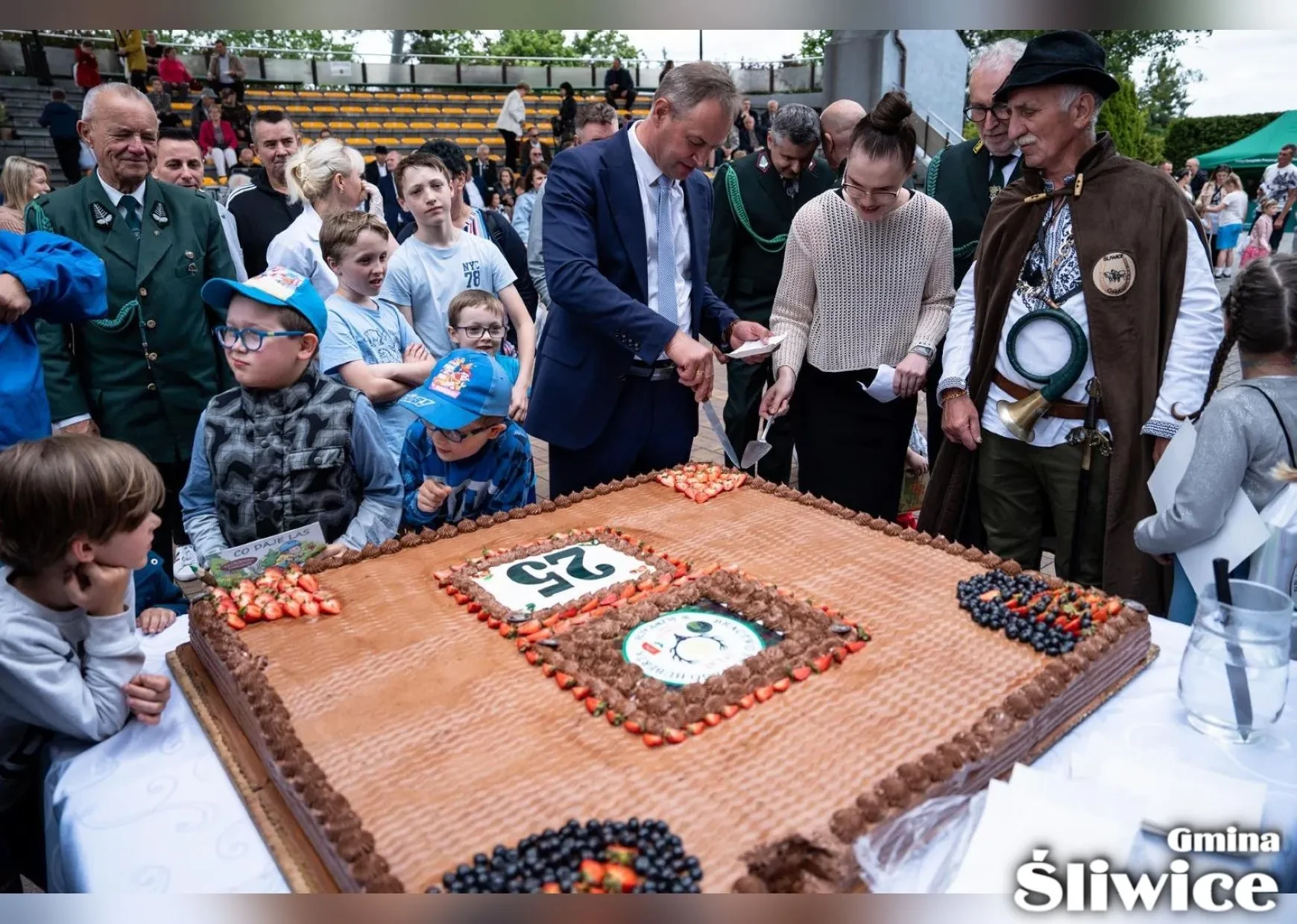 wójt kroi gigantyczny tort