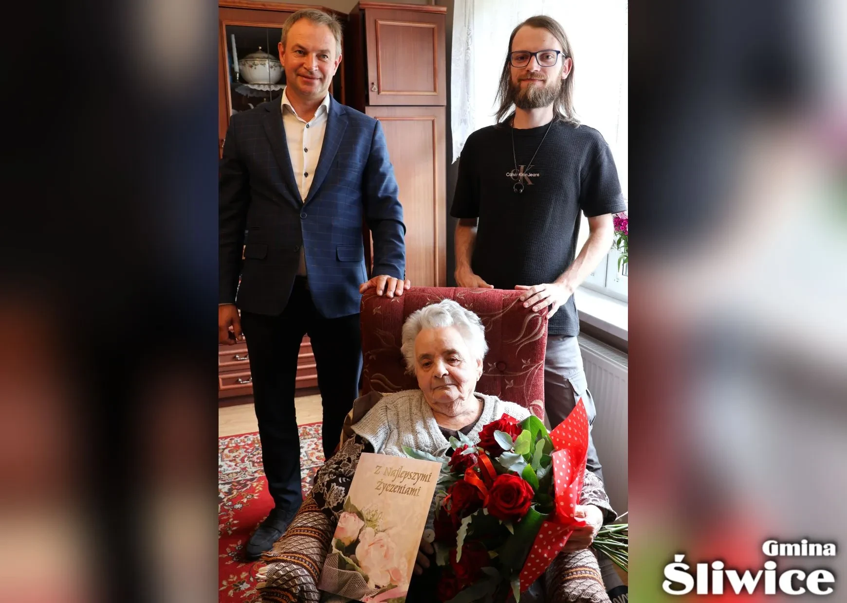 Prabucka Janina wraz z wójtem Danielem Kożuchem i wnukiem Bartoszem Prabuckim