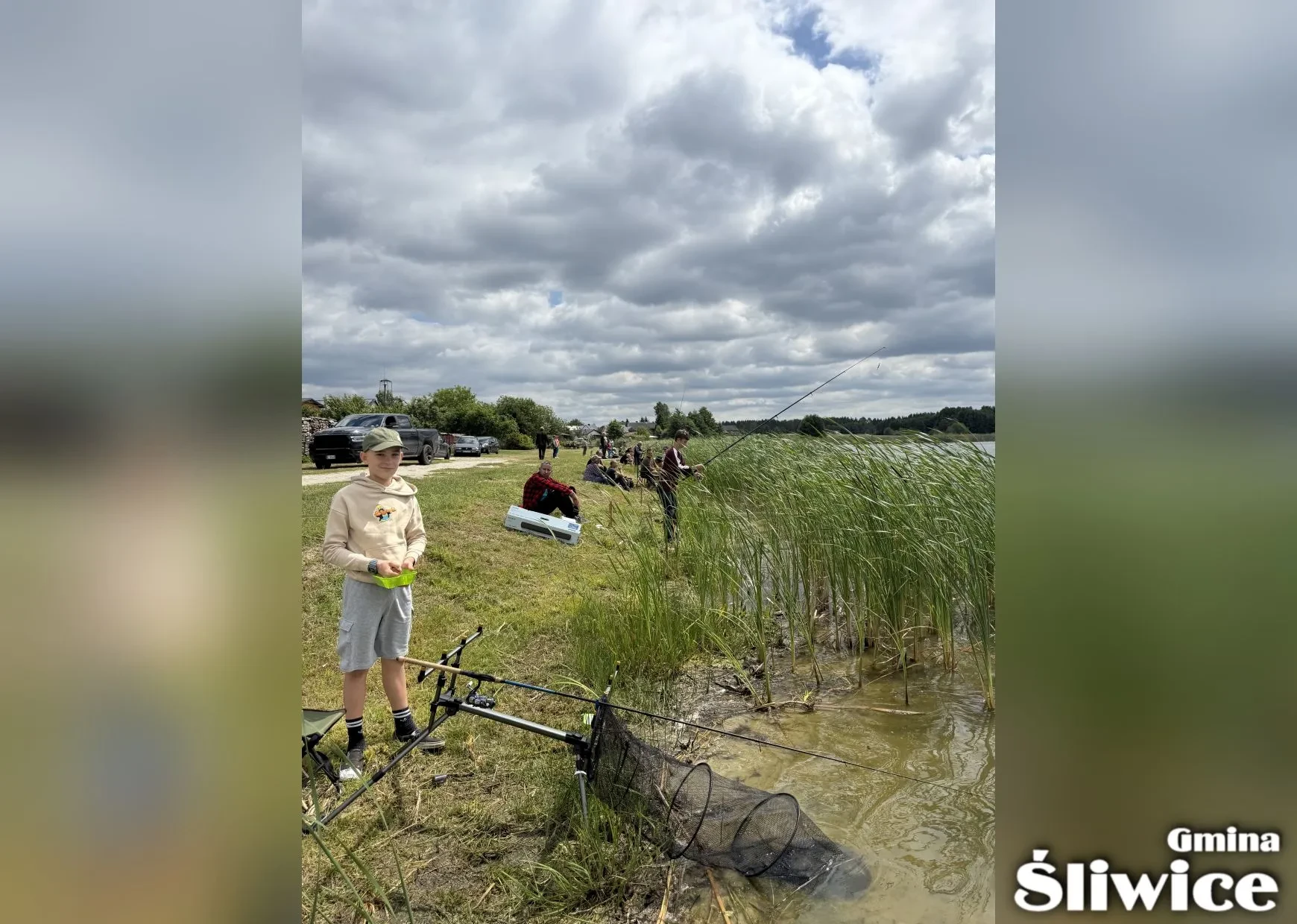 chłopiec stoi przy swoim stanowisku