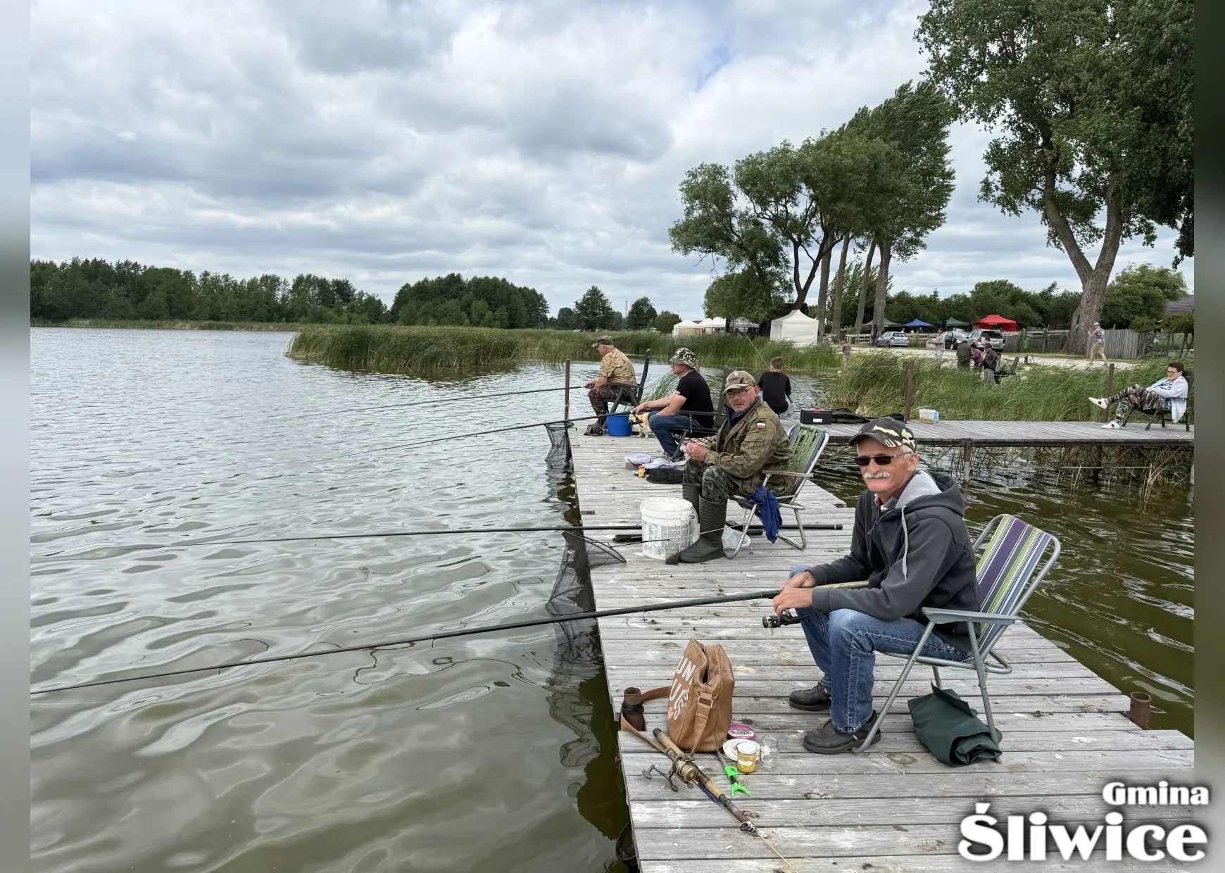 zebrani wędkarze na moście