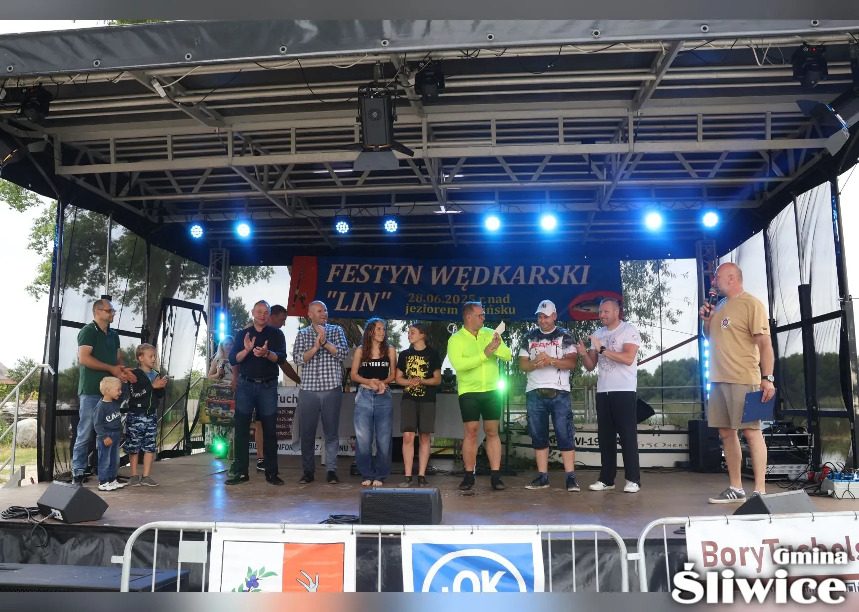 zebrani po konkursie strażackim na scenie