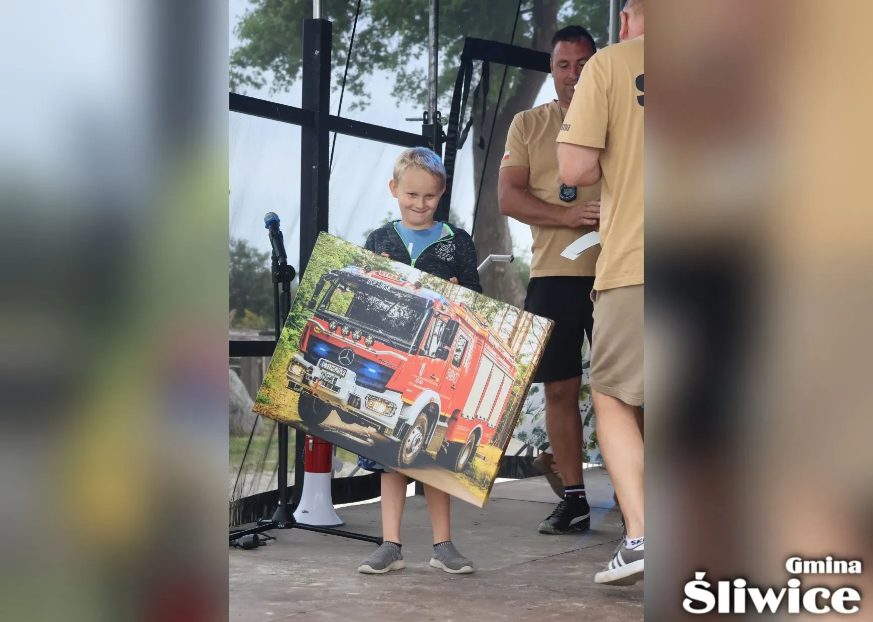 chłopiec z obrazem wozu strażackiego