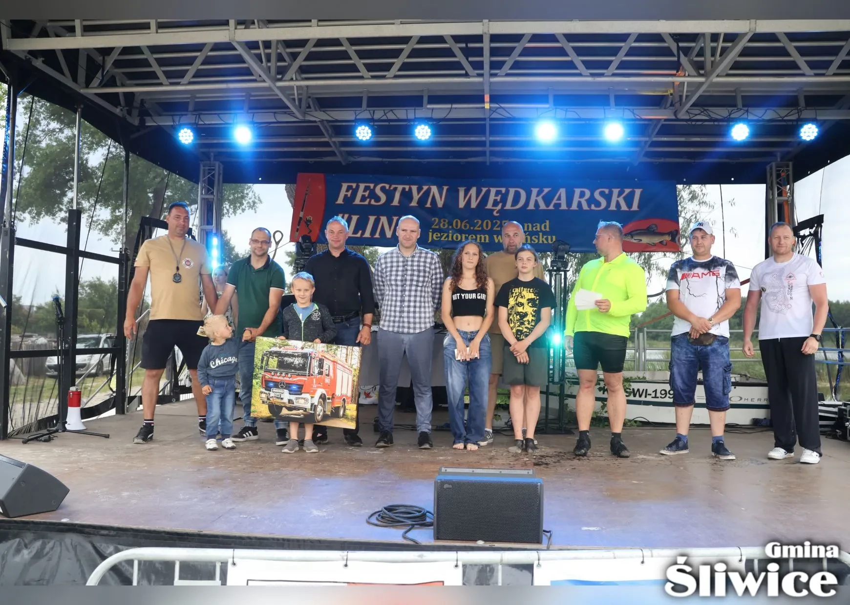 zebrani z nagrodami na scenie