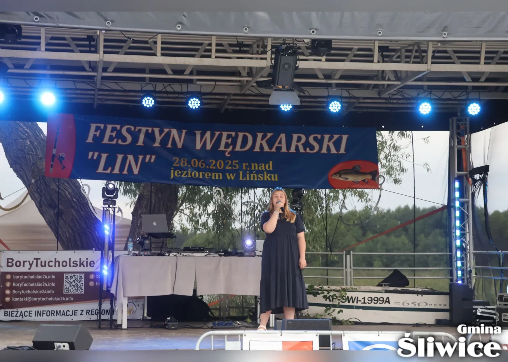 dziewczyna śpiewa na scenie