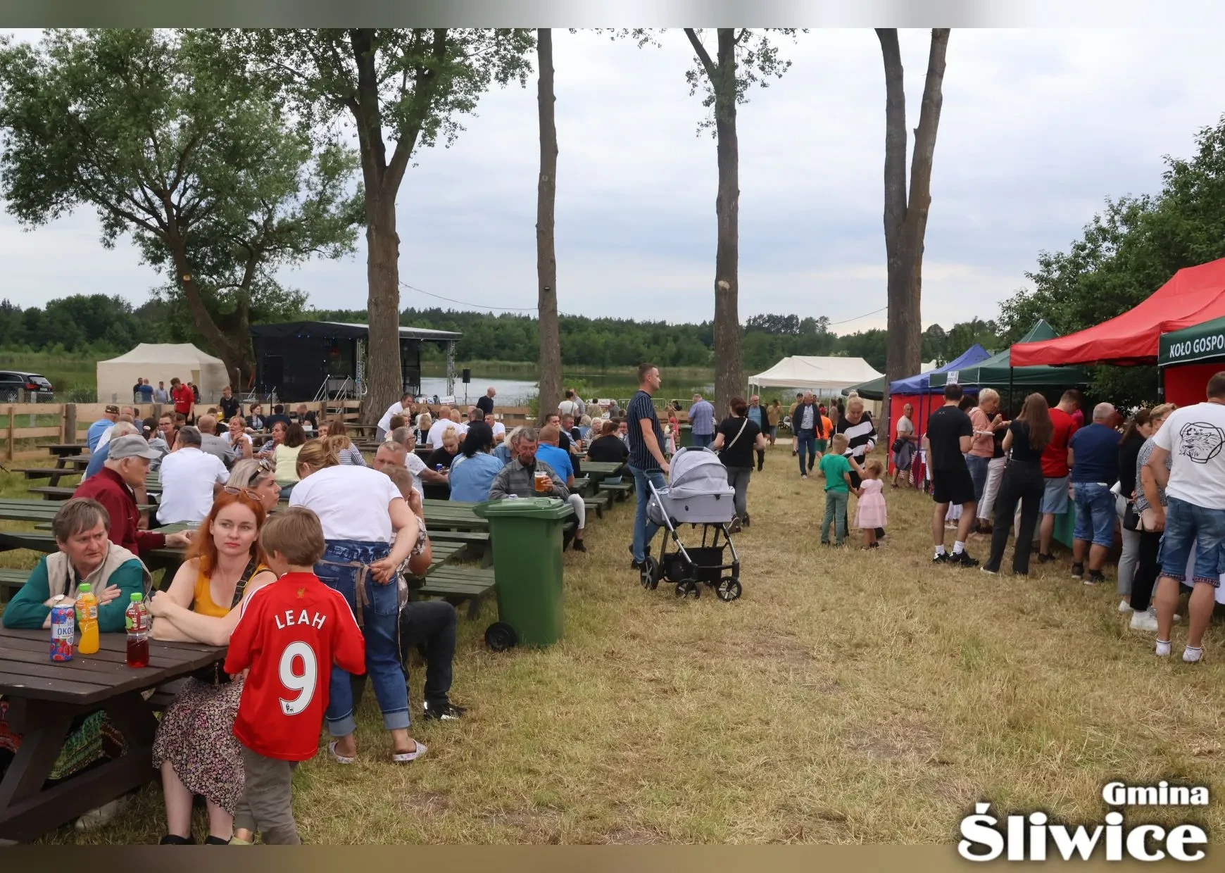 zebrani przy ławkach