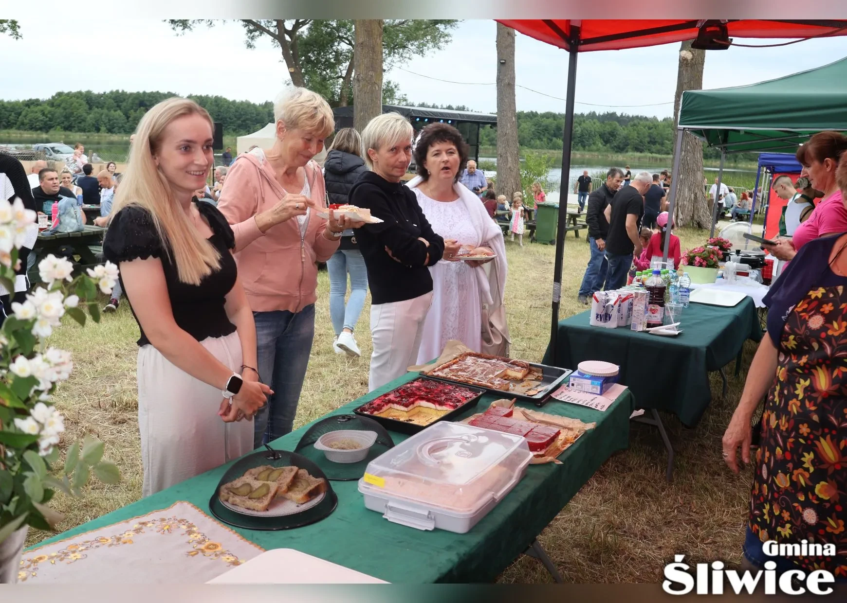 zebrani przy stoisku kgw