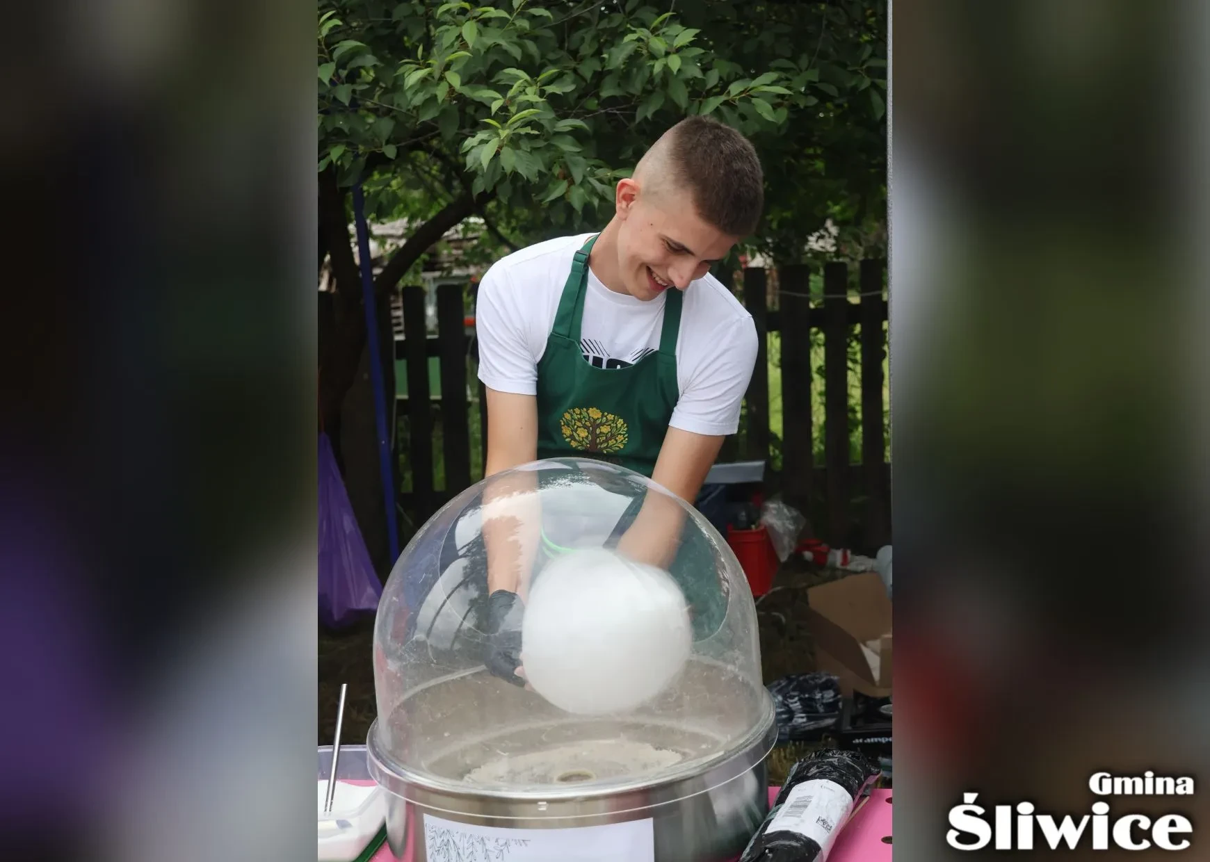 mężczyzna robi watę cukrową