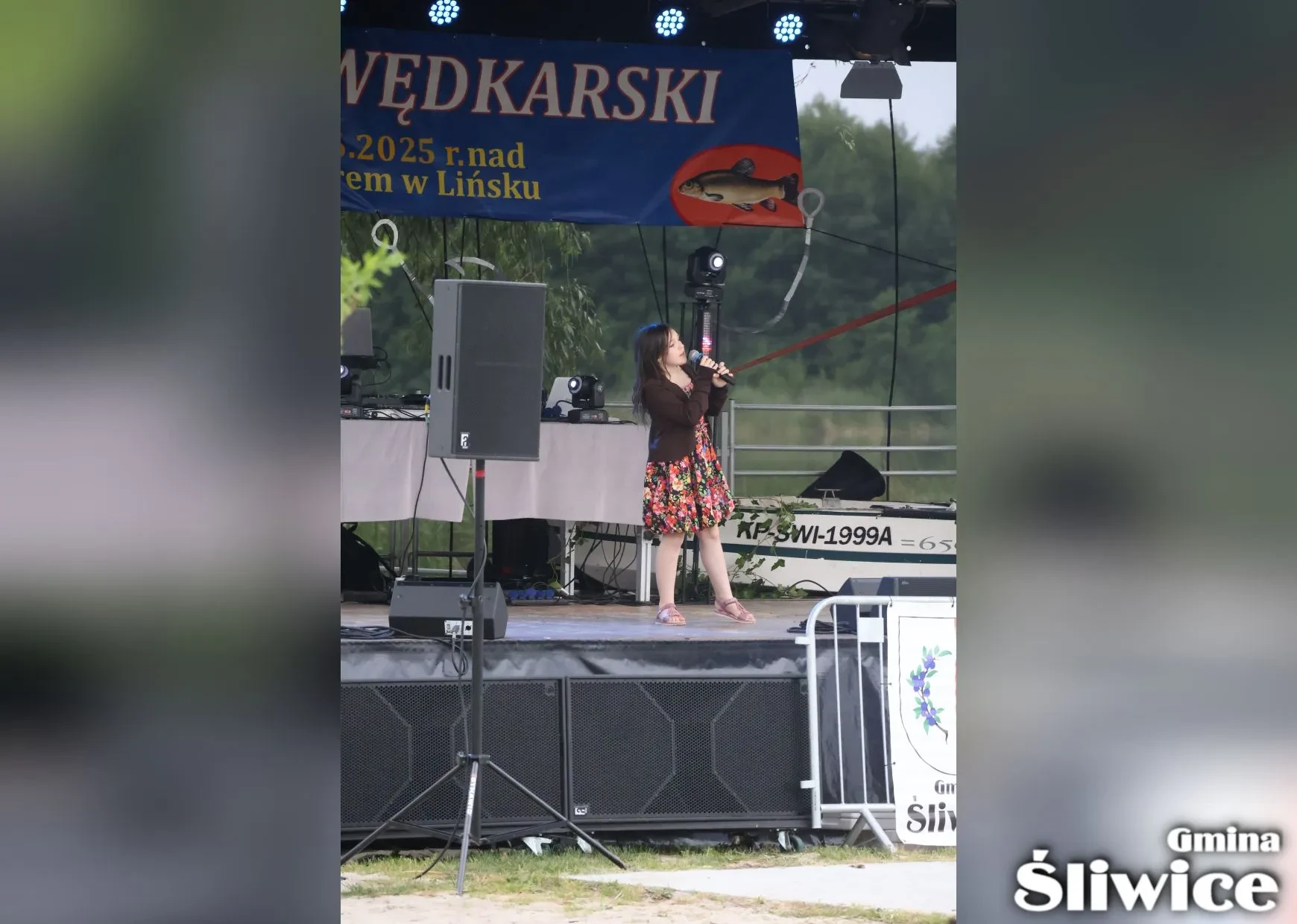 dziewczynka czeka na scenie