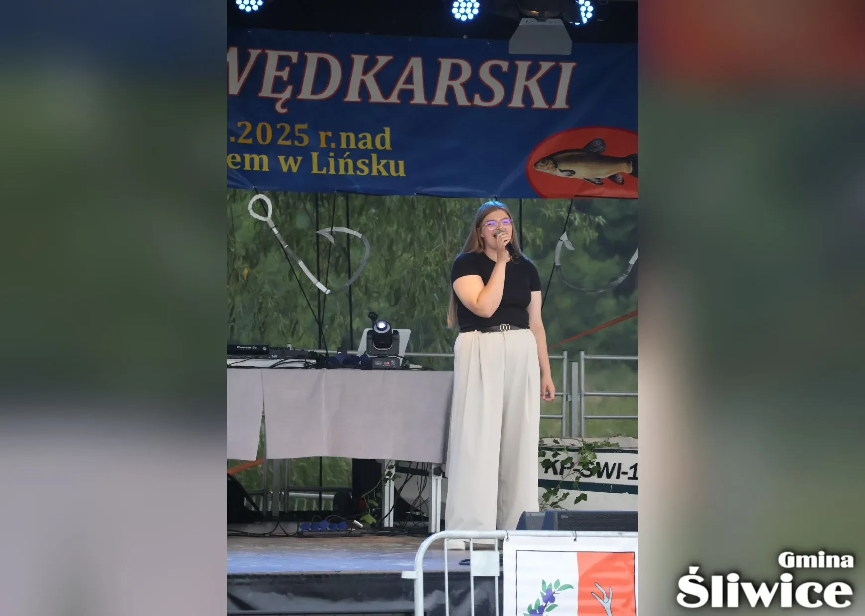 dziewczyna śpiewa na scenie