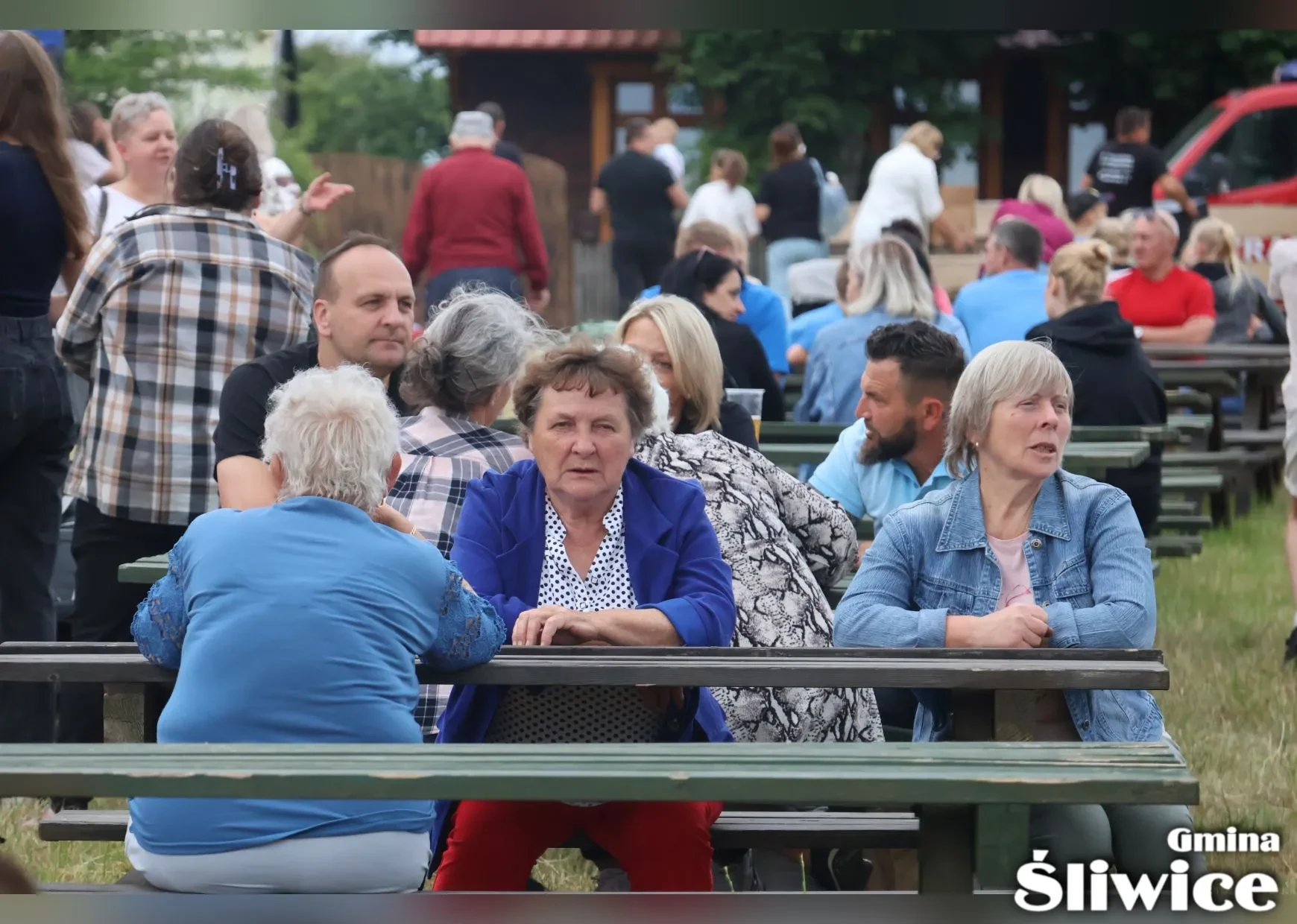 mieszkańcy przy stole