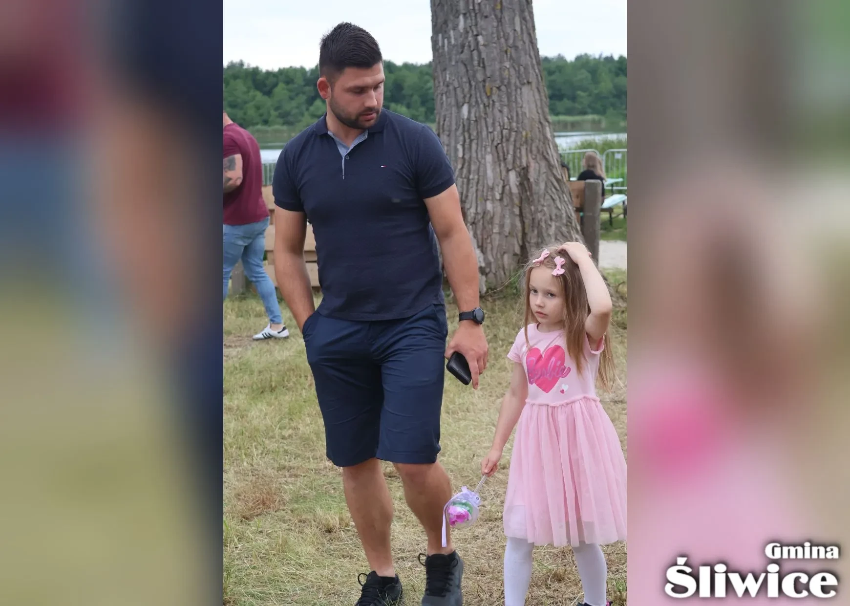 mężczyzna idzie z dziewczynką