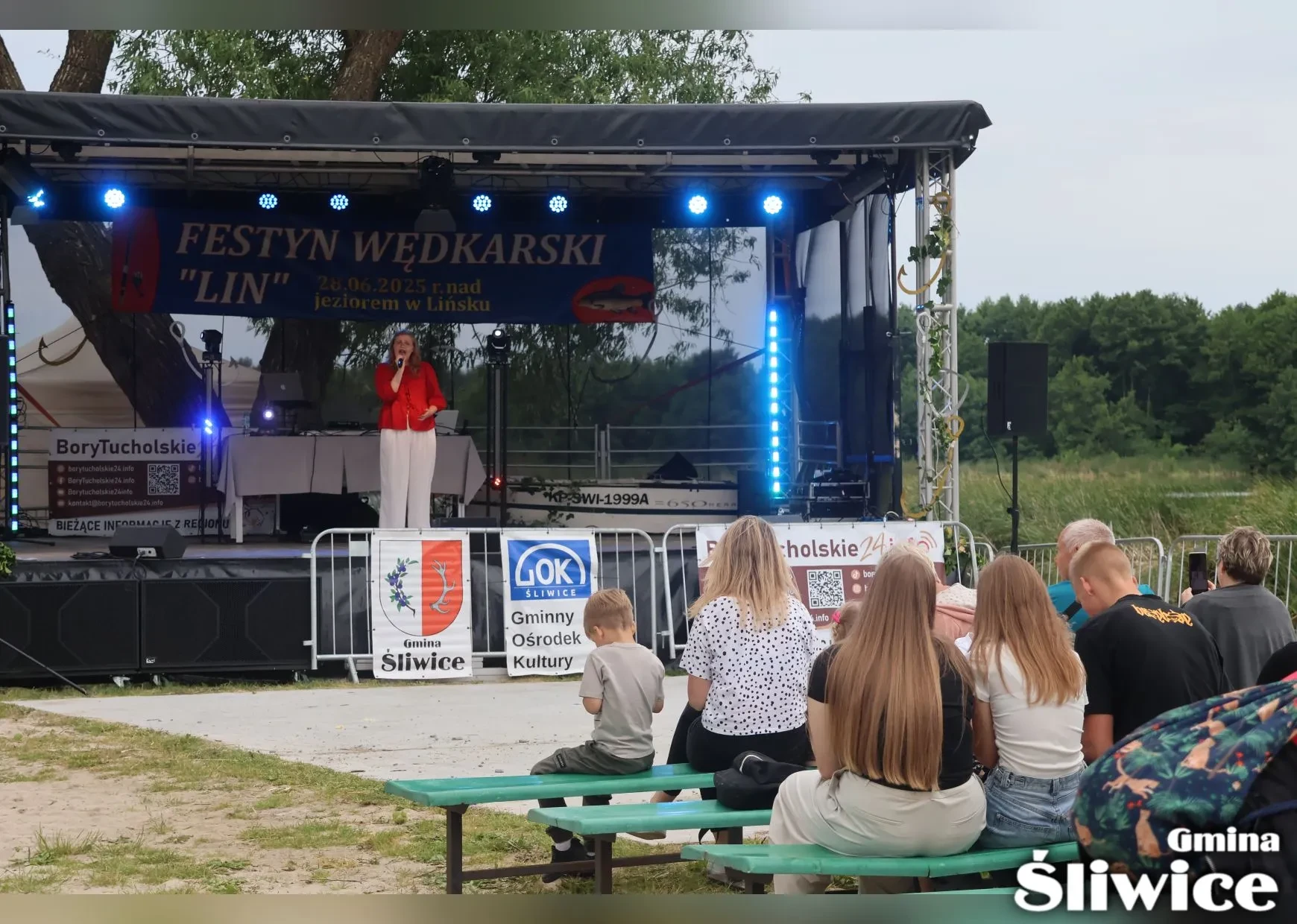 dziewczyna śpiewa na scenie