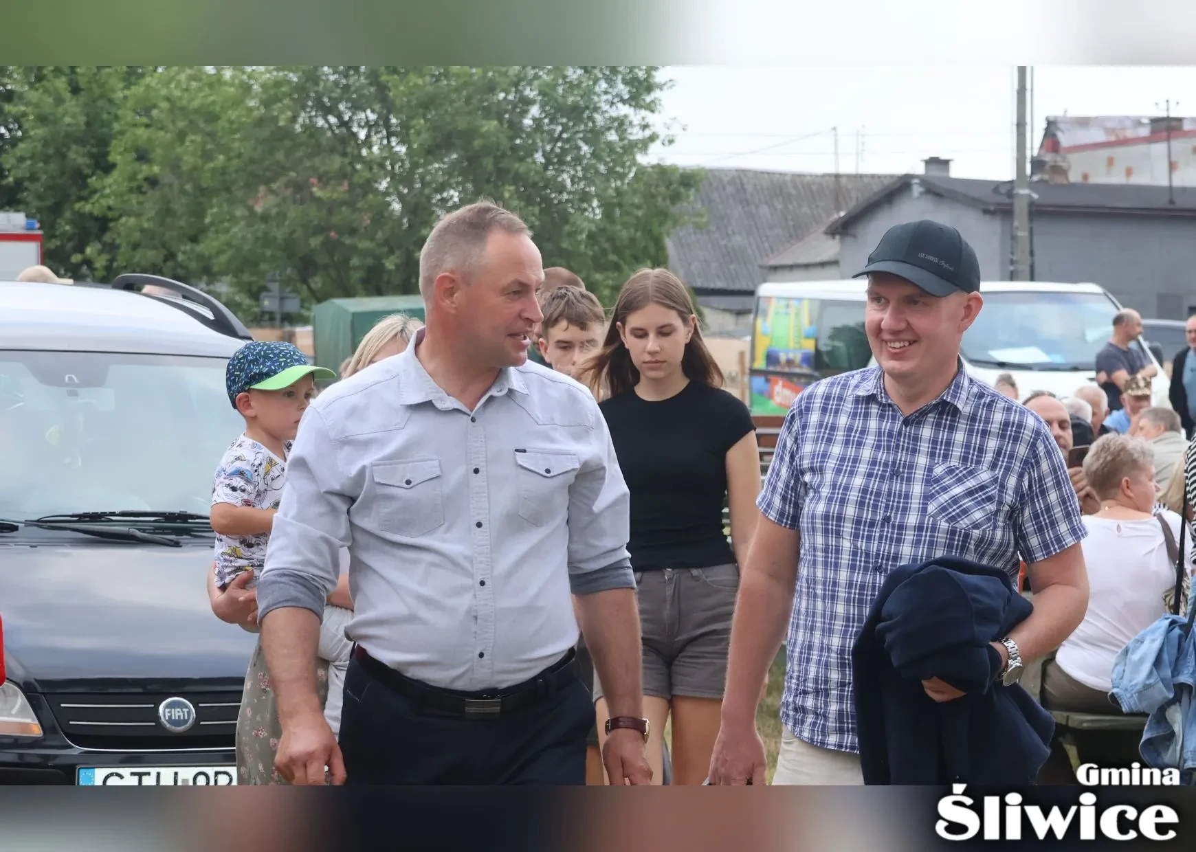 wójt rozmawia z mężczyzną