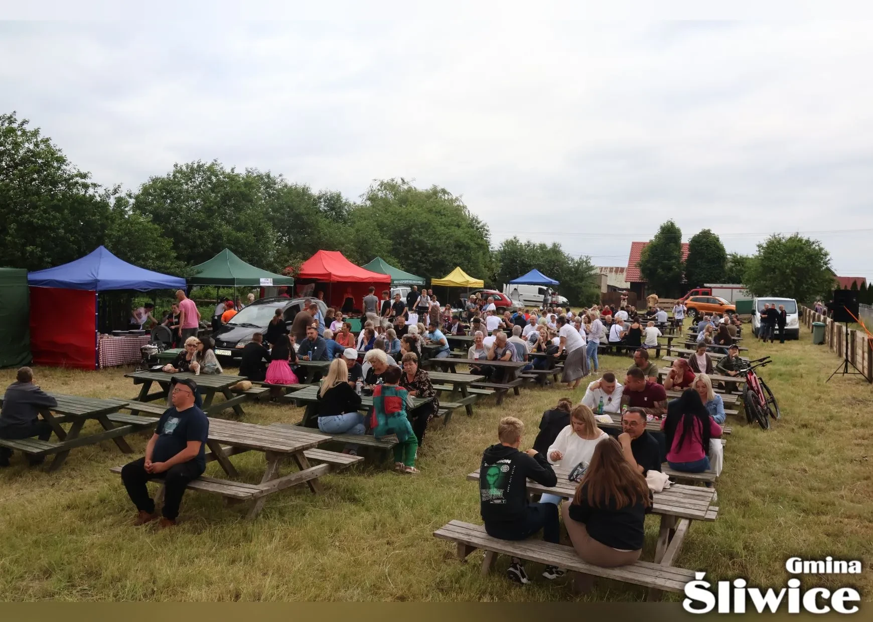 zebrani przy stołach