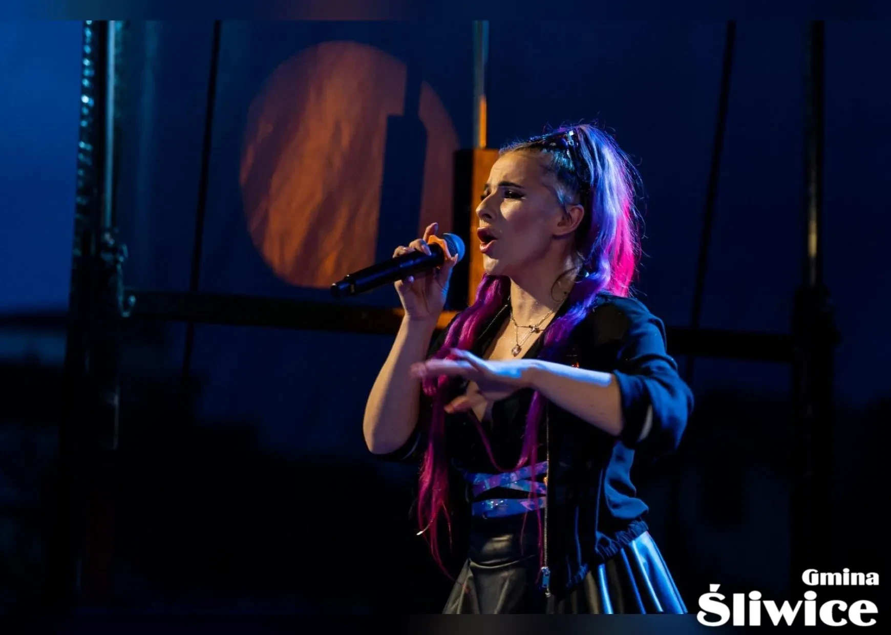 kobieta śpiewa podczas koncertu zespołu markus p