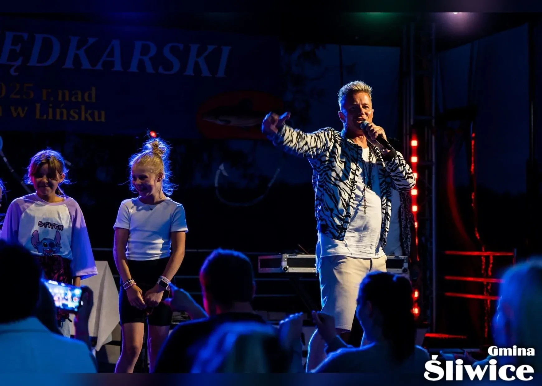 markus p zaprosił dzieci na scenę