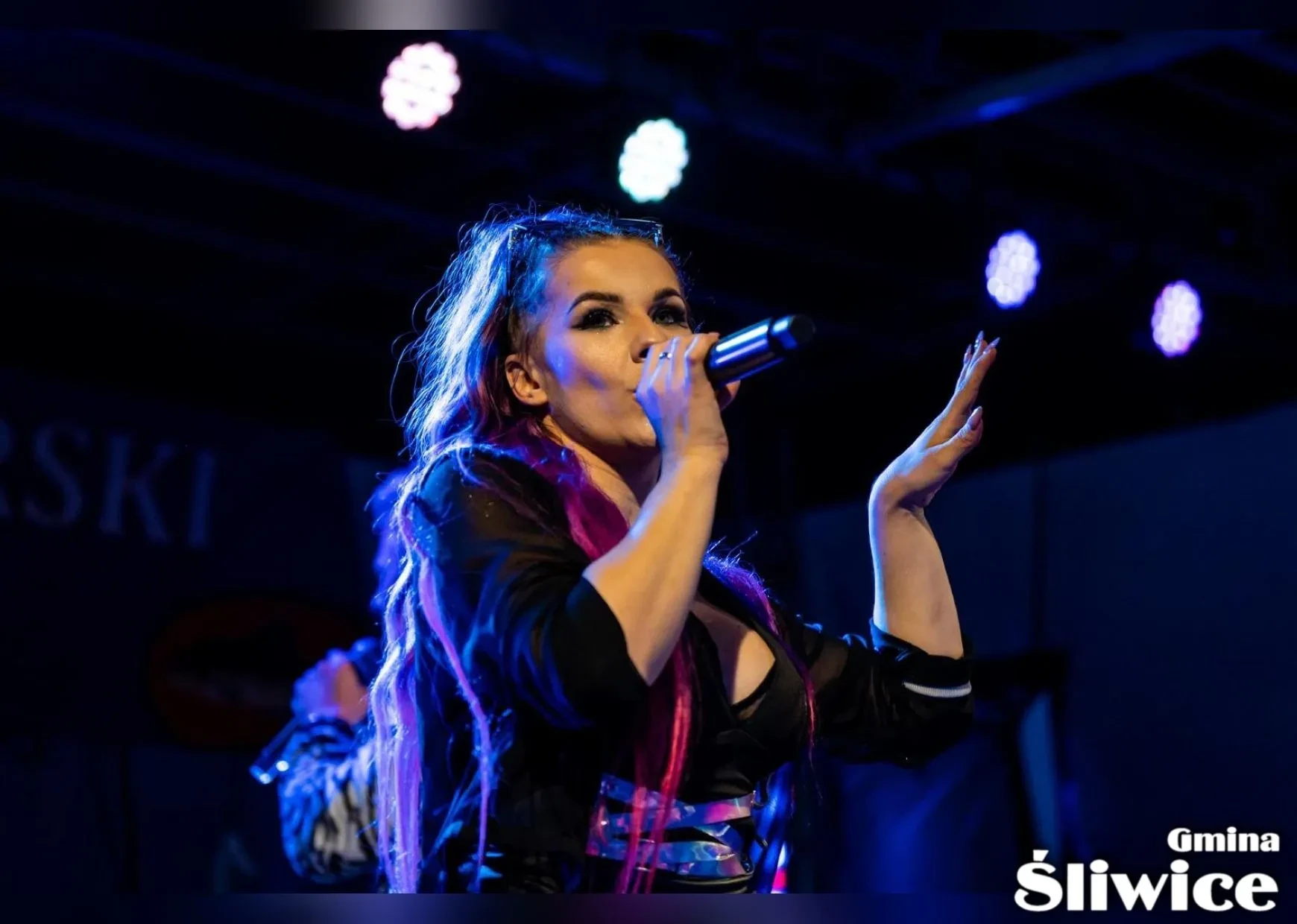 kobieta śpiewa na scenie